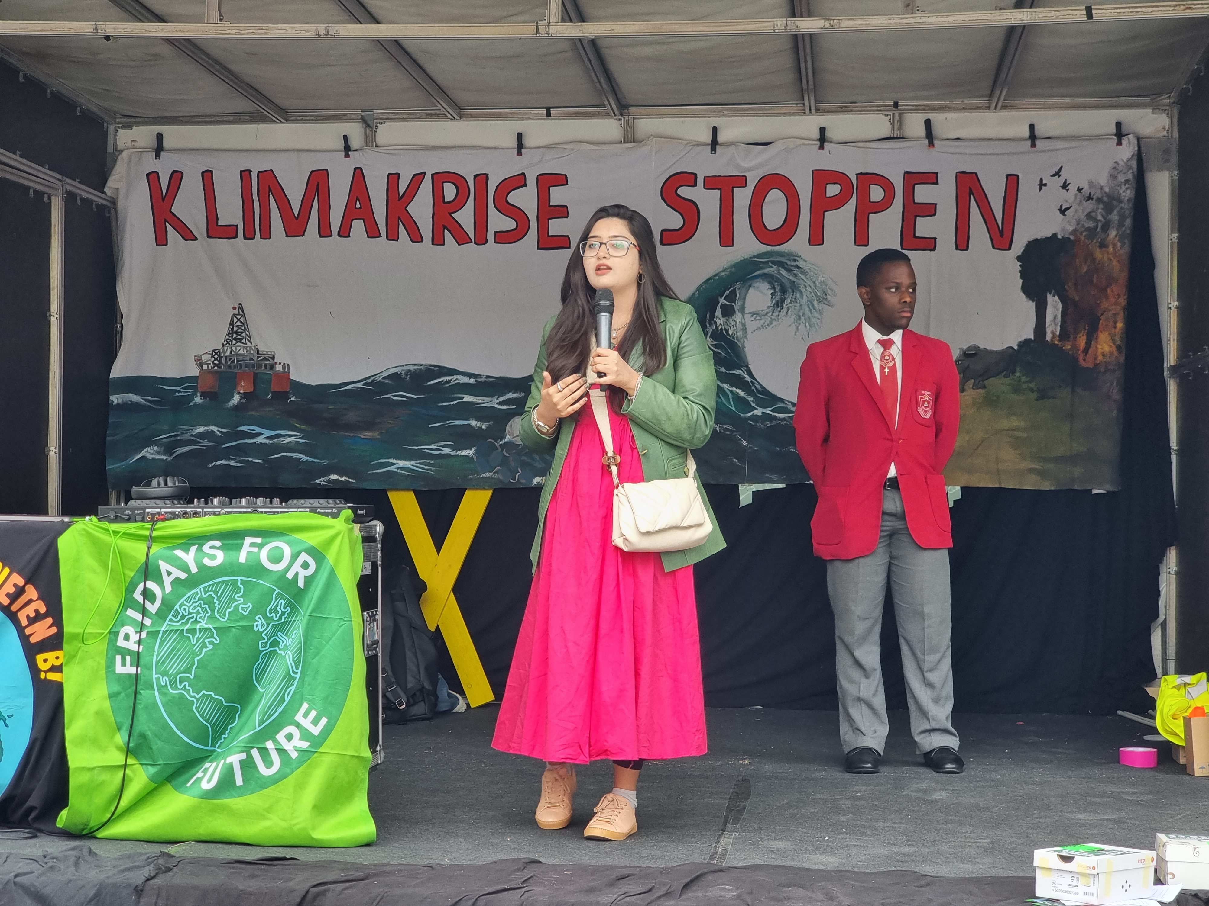 Fridays for Future Demo in Duisburg mit Roshni und Thobani aus Kindernothilfe Projekten. Foto: Kindernothilfe