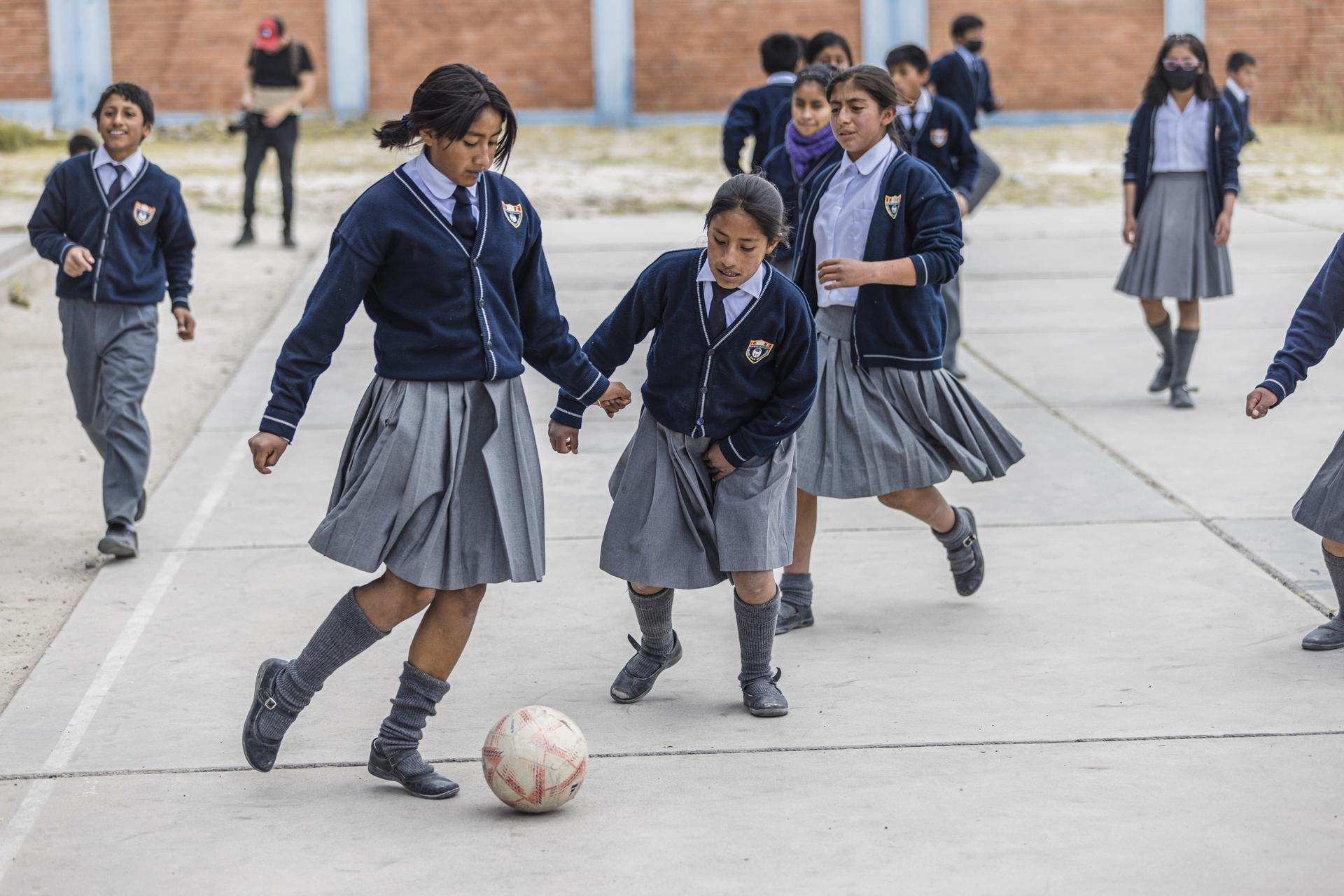 Peruanisches Mädchen in Cajamarca spielt Fußball (Quelle: Martin Bondzio)