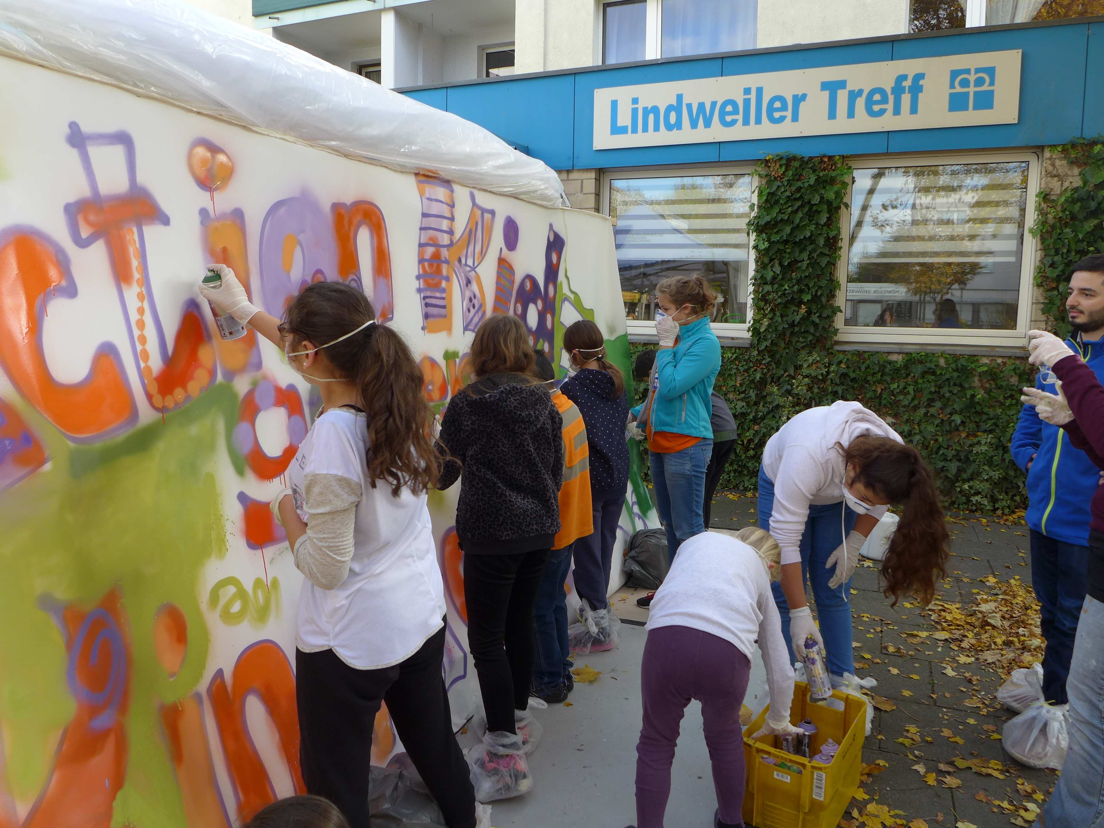 Die Action!Kidz während einer Grafitti-Aktion (Quelle: Kindernothilfe)