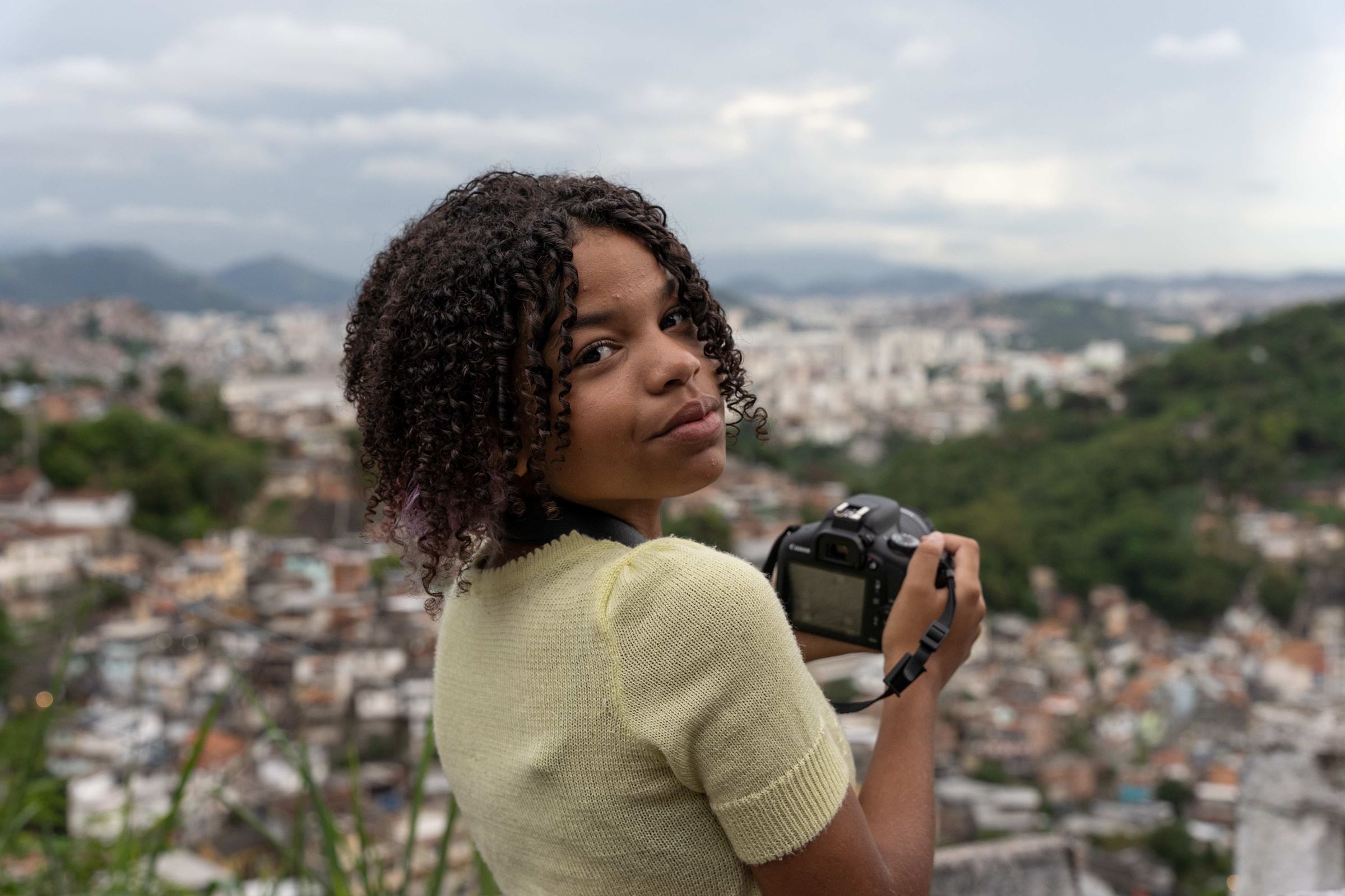 Ein Mädchen mit Kamera blickt auf Rio hinunter (Quelle: Christian Nusch)