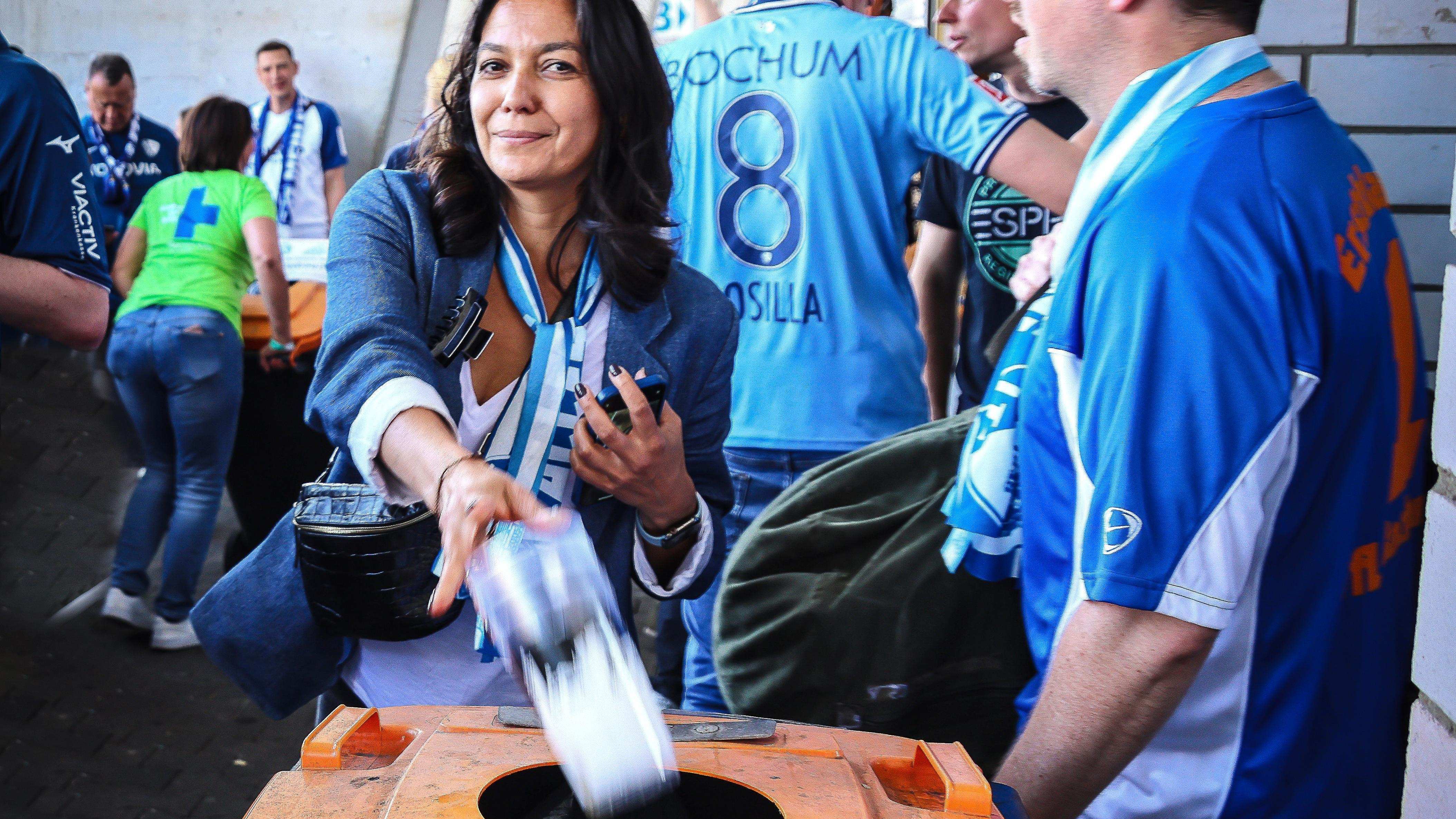 Eine Besucherin spendet ihre Pfandbecher, Foto: Kindernothilfe Eine Besucherin spendet ihre Pfandbecher, Foto: Kindernothilfe