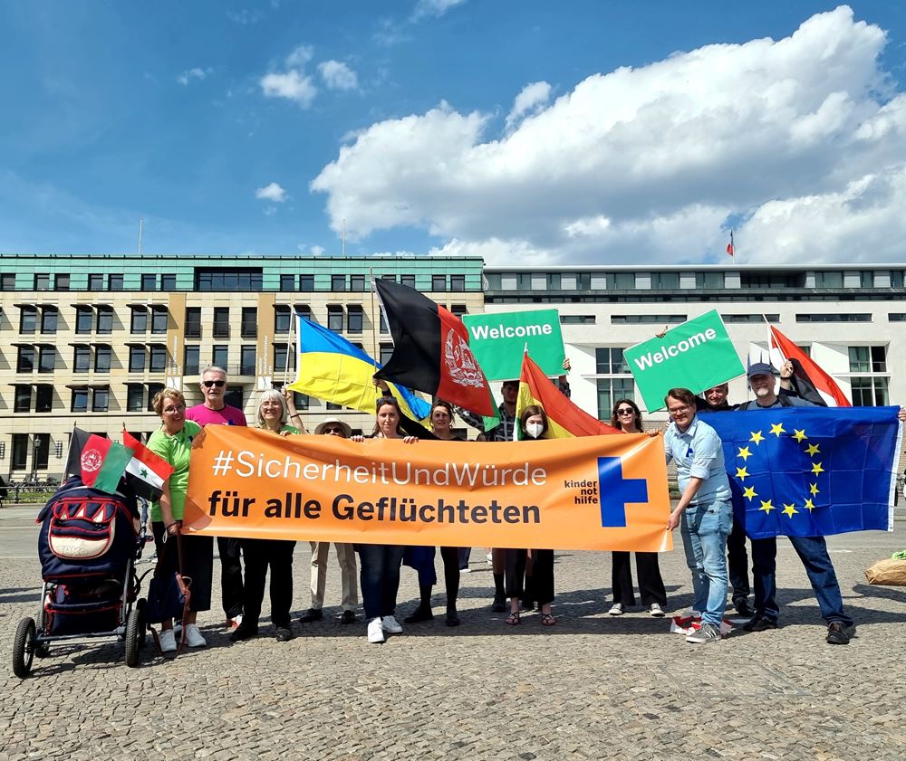 #SicherheitundWürde: Advocacy-Protestaktion für alle geflüchteten Kinder am Pariser Platz in Berlin (Quelle: Kindernothilfe) #SicherheitundWürde: Advocacy-Protestaktion für alle geflüchteten Kinder am Pariser Platz in Berlin (Quelle: Kindernothilfe)