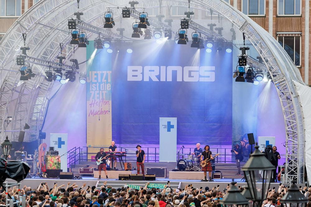 Lautstark für Kinderrechte: "Glaub mir, die Liebe gewinnt" sang Brings in Nürnberg (Quelle: Daniel Karmann/Kindernothilfe) Lautstark für Kinderrechte: "Glaub mir, die Liebe gewinnt" sang Brings in Nürnberg (Quelle: Daniel Karmann/Kindernothilfe)