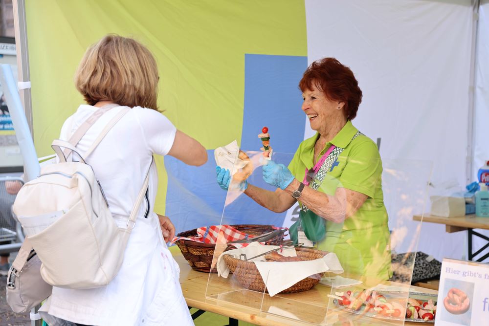 Beim Abend der Begegnung verkauften Ehrenamtliche fränkische Tapas, Foto: Kindernothilfe Beim Abend der Begegnung verkauften Ehrenamtliche fränkische Tapas, Foto: Kindernothilfe