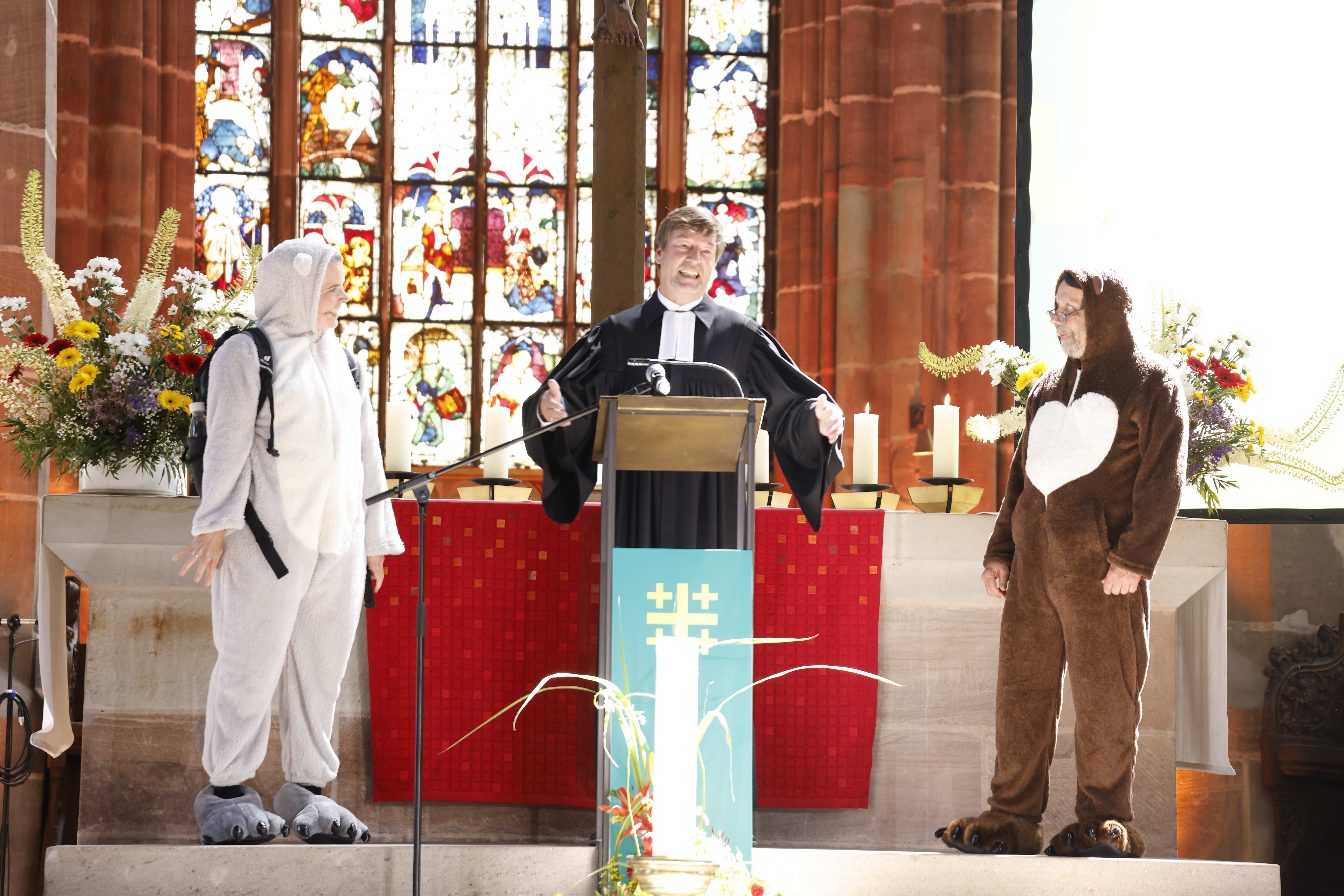 Familiengottesdienst mit Pastor Dietmar Boos und der Kirchenmaus und der Kinderrechtemaus, Foto: Katharina Draub/Kindernothilfe