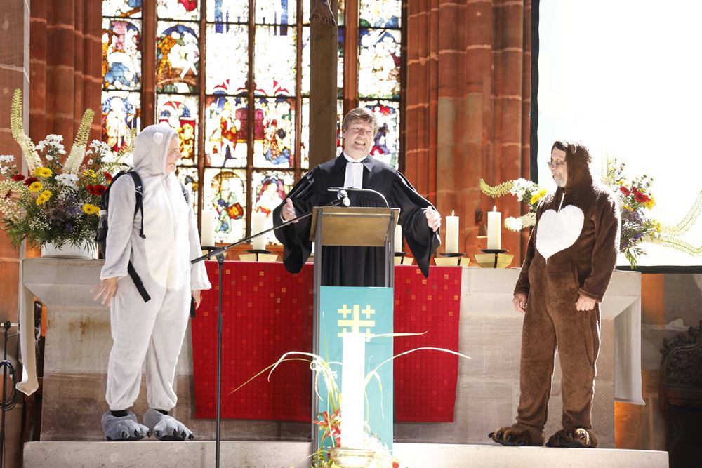 Familiengottesdienst mit Pastor Dietmar Boos und der Kirchenmaus und der Kinderrechtemaus, Foto: Katharina Draub/Kindernothilfe Familiengottesdienst mit Pastor Dietmar Boos und der Kirchenmaus und der Kinderrechtemaus, Foto: Katharina Draub/Kindernothilfe