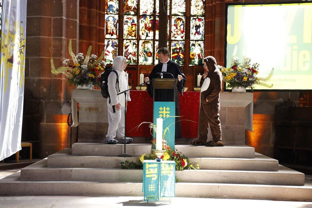 Familiengottesdienst mit Dietmar Boos von der Kindernothilfe sowie der Kinderrechtemaus und der Kirchenmaus, Foto: Katharina Draub/Kindernothilfe Familiengottesdienst mit Dietmar Boos von der Kindernothilfe sowie der Kinderrechtemaus und der Kirchenmaus, Foto: Katharina Draub/Kindernothilfe