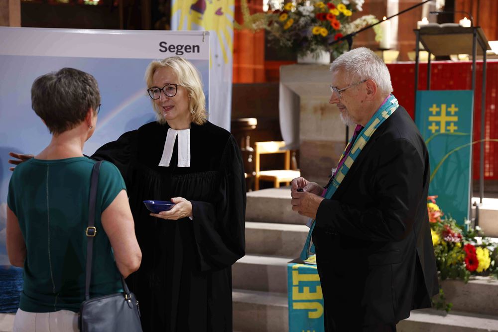 Segen beim Familiengottesdienst mit Vorstandsvorsitzende der Kindernothilfe Katrin Weidemann, Foto: Katharina Draub/Kindernothilfe Segen beim Familiengottesdienst mit Vorstandsvorsitzende der Kindernothilfe Katrin Weidemann, Foto: Katharina Draub/Kindernothilfe