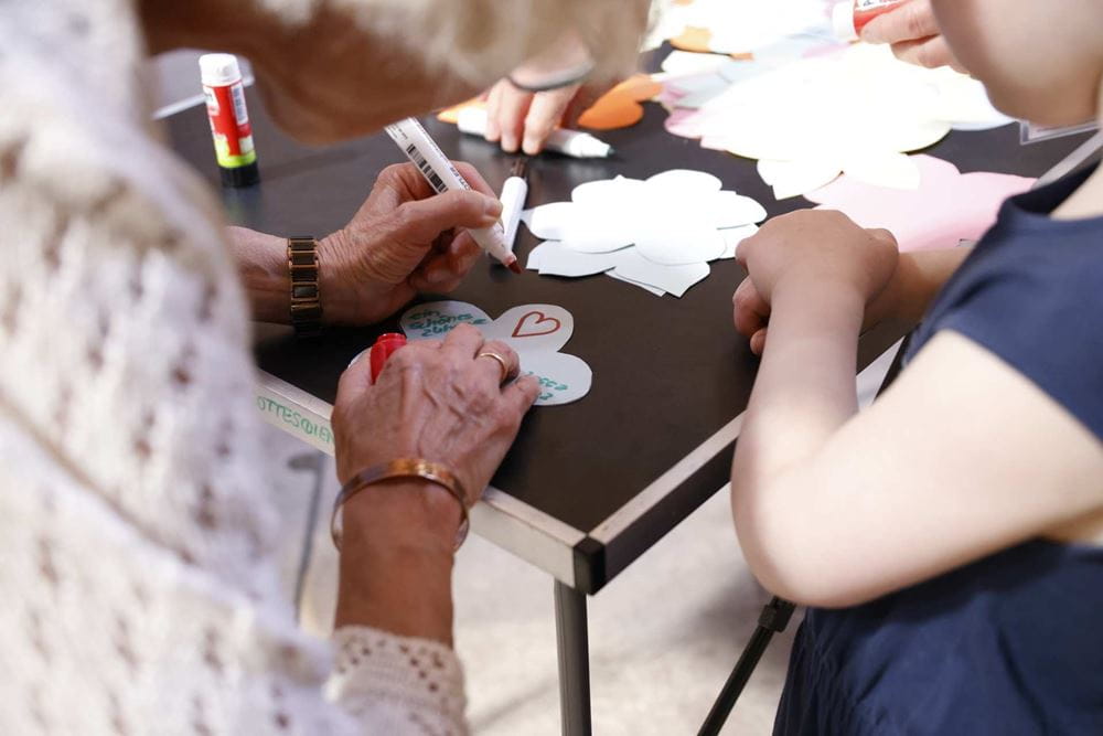 Basteln im Familiengottesdienst gehört zu einer der Stationen, Foto: Katharina Draub/Kindernothilfe Basteln im Familiengottesdienst gehört zu einer der Stationen, Foto: Katharina Draub/Kindernothilfe