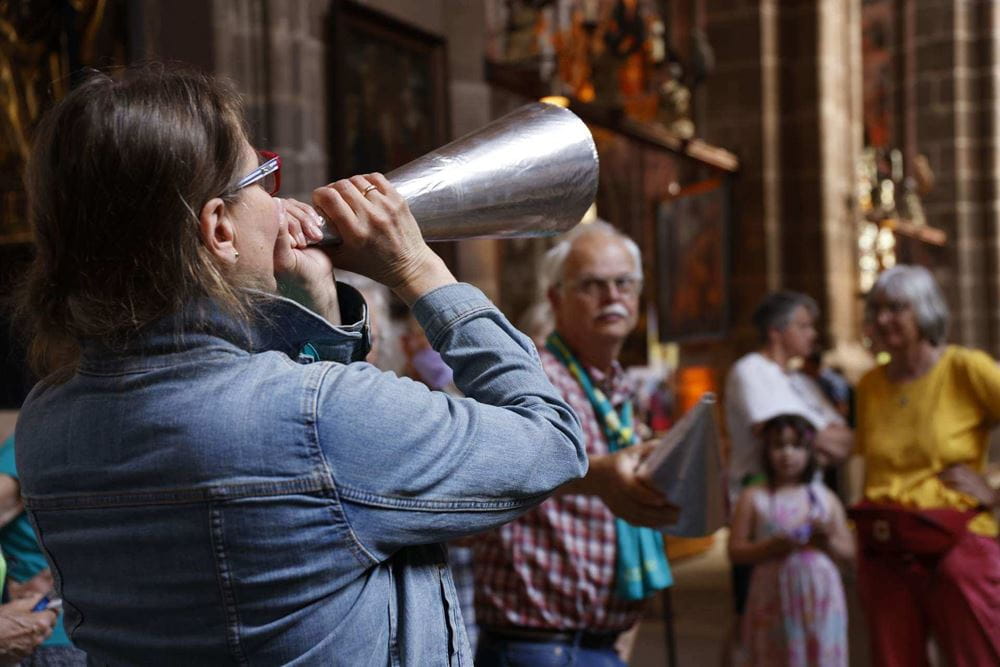 Die Besucherinnen und Besucher können ihre Wünsche für Kinder weltweit durch die Kirche rufen, Foto: Katharina Draub/Kindernothilfe Die Besucherinnen und Besucher können ihre Wünsche für Kinder weltweit durch die Kirche rufen, Foto: Katharina Draub/Kindernothilfe