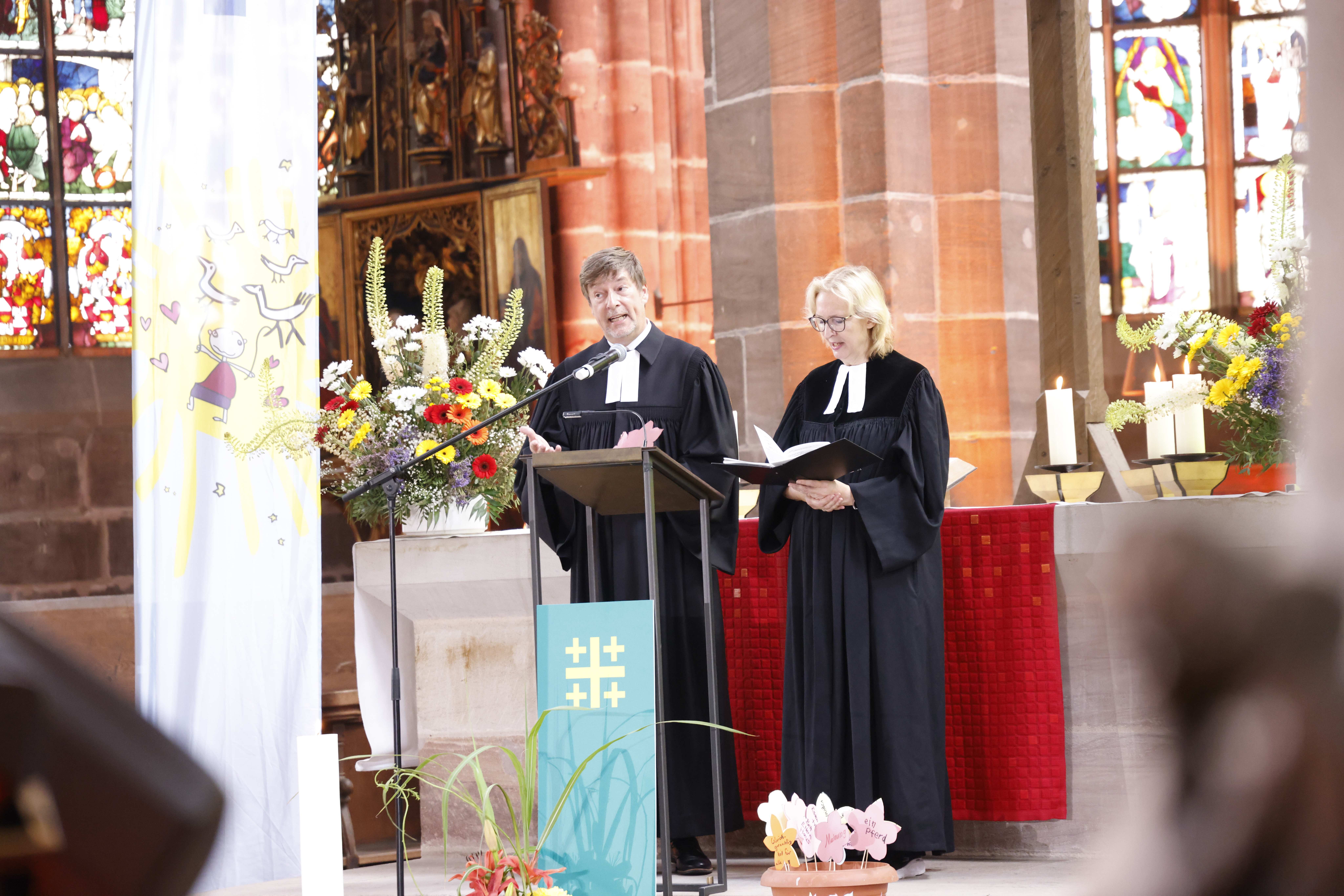 Pastor Dietmar Boos und Kindernothilfe-Vorstandsvorsitzende Katrin Weidemann beim Familiengottesdienst in Nürnberg, Foto: Katharina Draub/Kindernothilfe