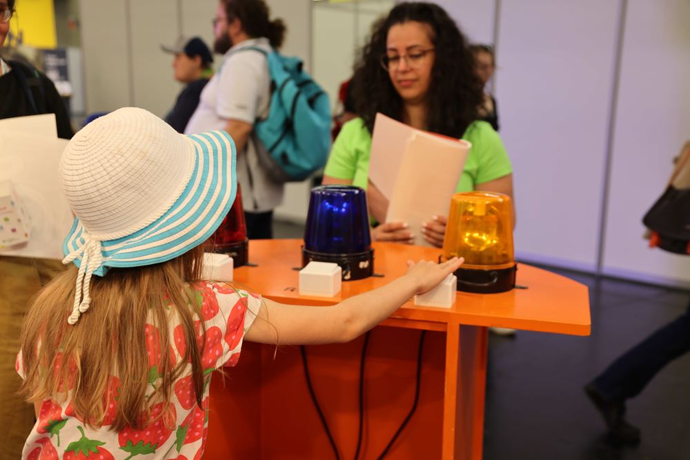 Beim Quiz am Messestand der Kindernothilfe beim Kirchentag konnten Besucherinnen und Besucher ihr Wissen zu Kinderrechten testen. Foto: Katharina Draub/Kindernothilfe Beim Quiz am Messestand der Kindernothilfe beim Kirchentag konnten Besucherinnen und Besucher ihr Wissen zu Kinderrechten testen. Foto: Katharina Draub/Kindernothilfe