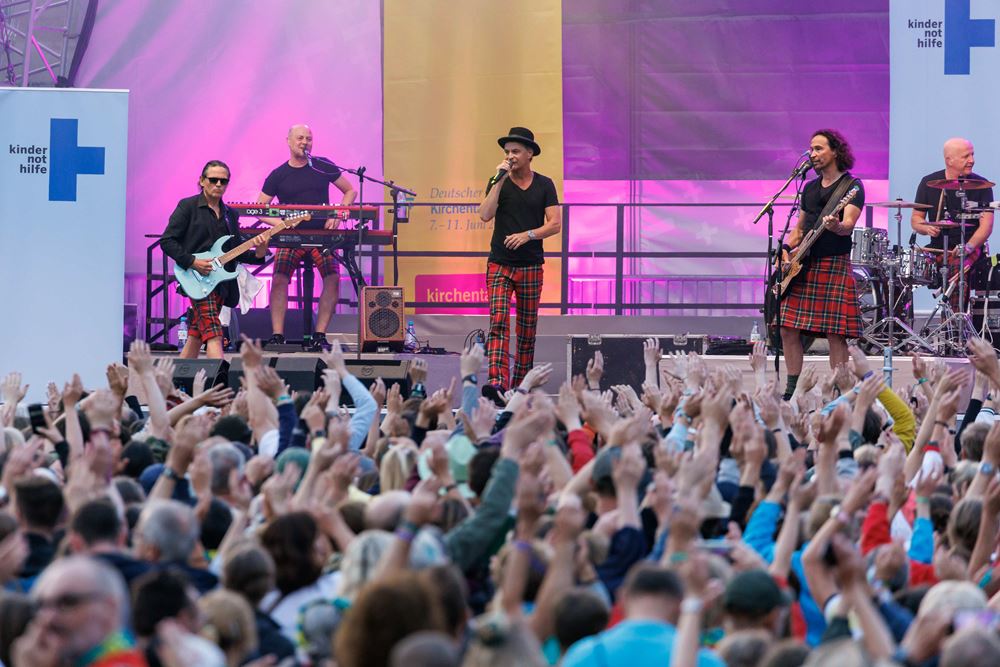 Die Band BRINGS auf der Bühne beim Kirchentag 2023, Foto: Daniel Karmann/Kindernothilfe Die Band BRINGS auf der Bühne beim Kirchentag 2023, Foto: Daniel Karmann/Kindernothilfe