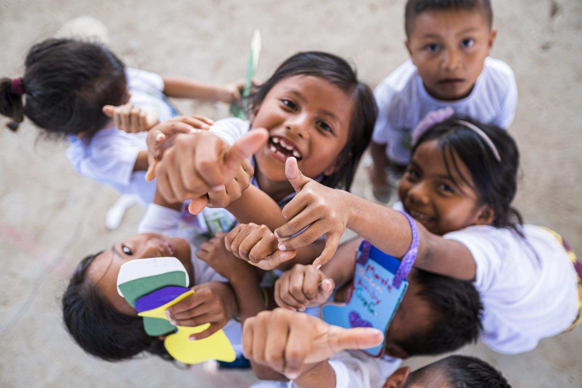 Schülerinnen und Schüler in Ecuador (Quelle: Martin Bondzio) Schülerinnen und Schüler in Ecuador (Quelle: Martin Bondzio)