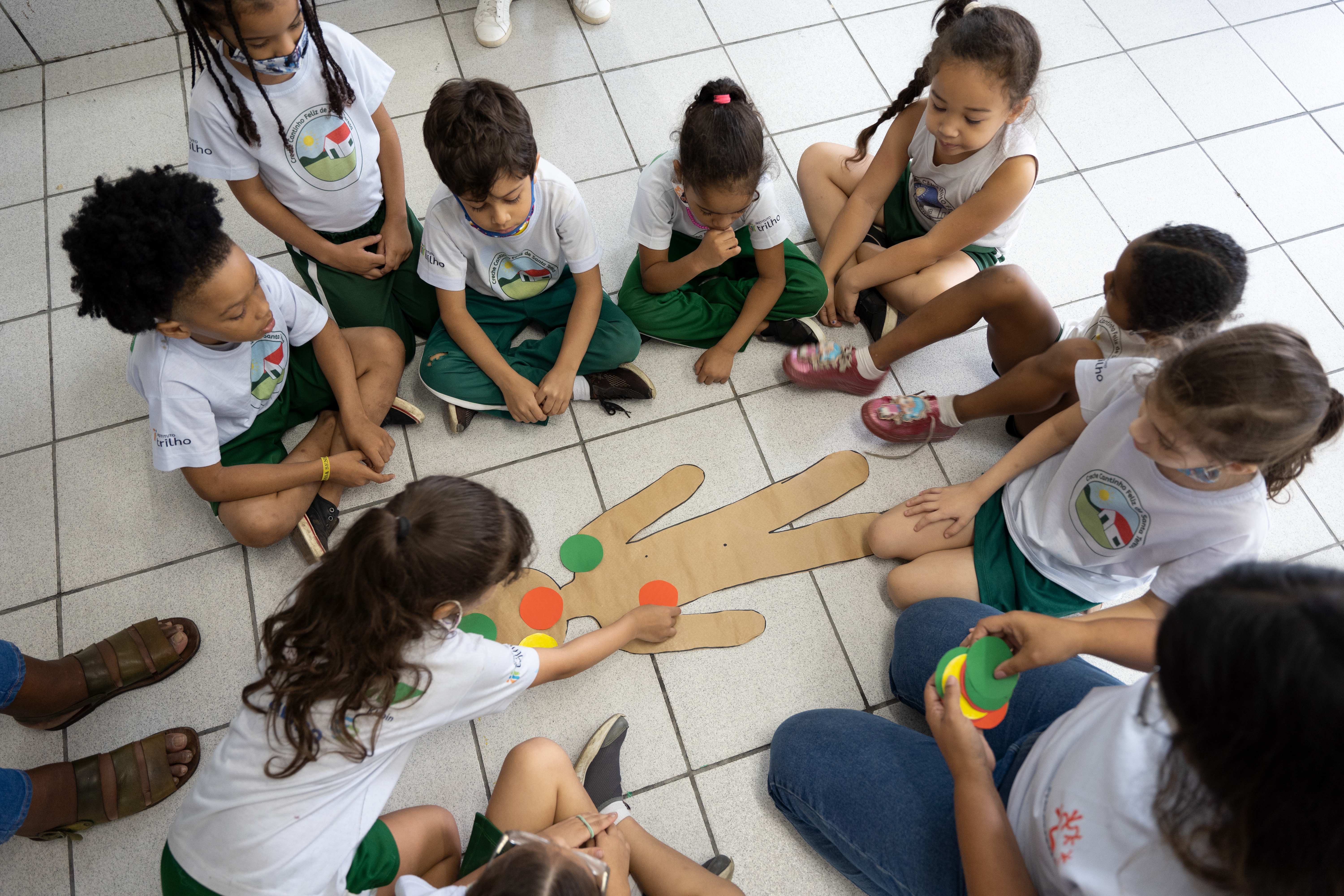 Die Kinder verteilen Punkte auf die Körperteile, die andere anfassen dürfen oder eben auch nicht (Quelle: Christian Nusch)