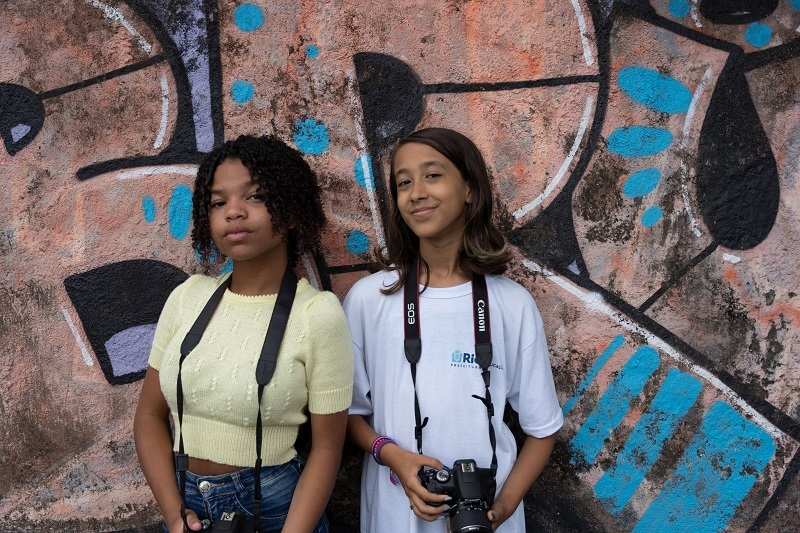 Hasa und Millena stehen vor einer Graffiti-Wand (Quelle: Christian Nusch)