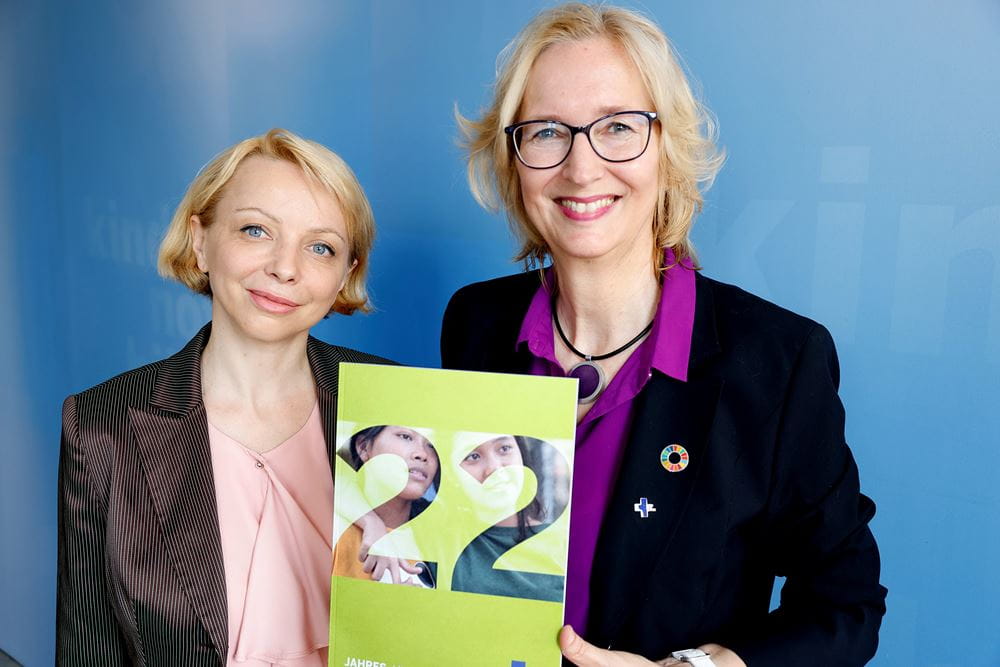 Lana Solapanowa, Programm-Direktorin des Kindernothilfepartners Myrne Nebo, Katrin Weidemann, Kindernothilfe-Vorstandsvorsitzende (Quelle: Ralf Krämer/Kindernothilfe) Lana Solapanowa, Programm-Direktorin des Kindernothilfepartners Myrne Nebo, Katrin Weidemann, Kindernothilfe-Vorstandsvorsitzende (Quelle: Ralf Krämer/Kindernothilfe)