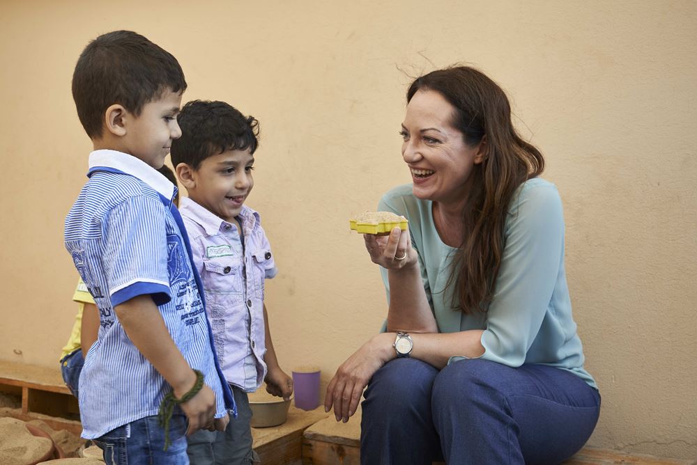 Natalia Wörner spielt mit Kindern im Libanon (Quelle: Kindernothilfe)