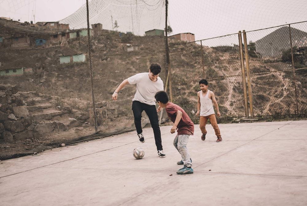 Wincent Weiss spielt Fußball in Peru. (Quelle: Kindernothilfe) 