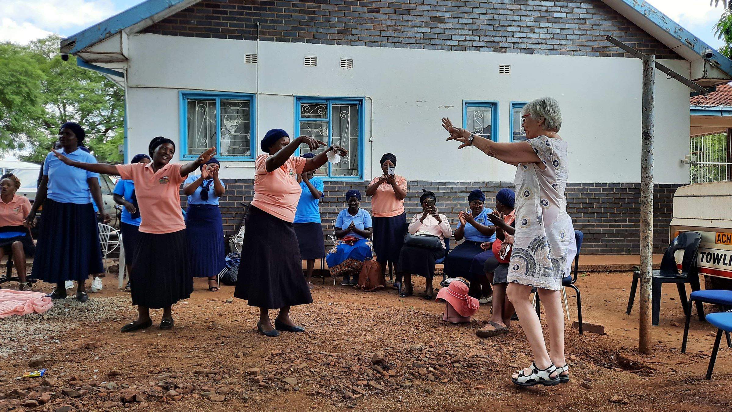 Besuch bei einer Frauen-Selbsthilfegruppe in Mbembesi (Quelle: Christoph Dehn)
