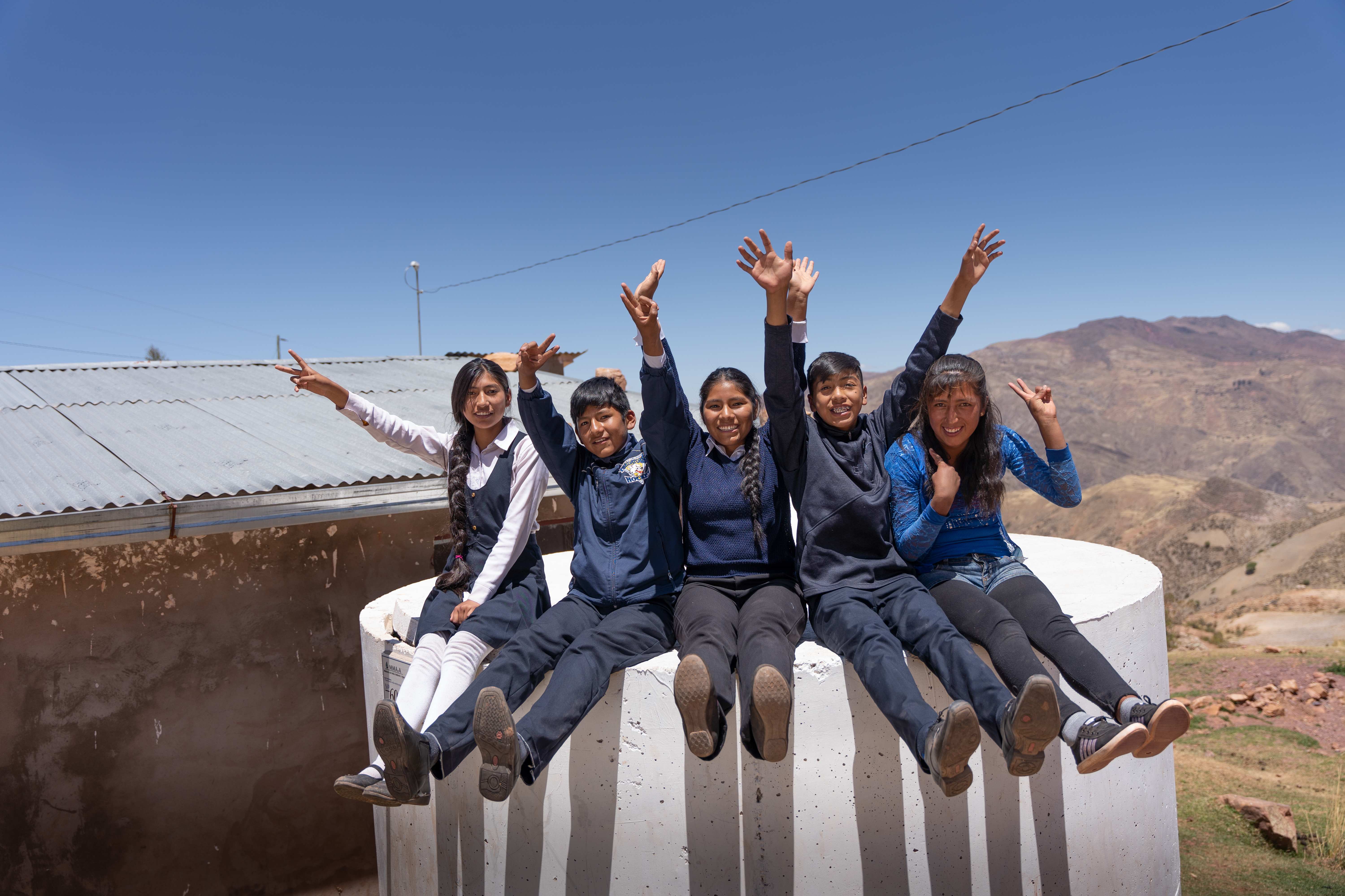 Bolivien: 5 Kinder auf einem großen gemauerten Wasserbehälter  (Quelle: Christian Nusch)