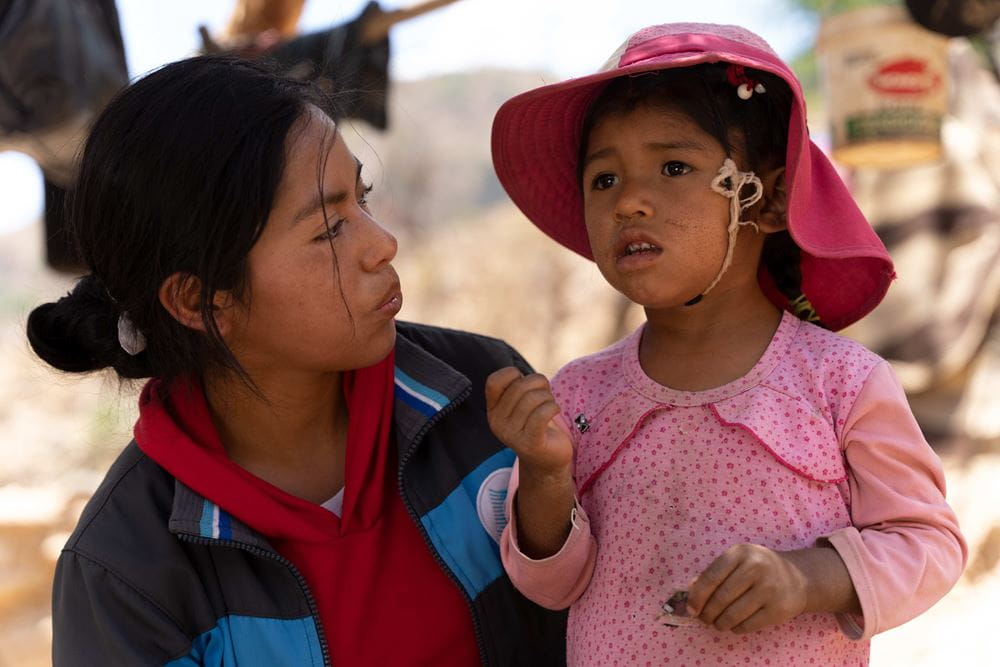 Soledad Saigua Puma, die Koordinatorin des Projektes macht bei der kleinen Wayra einen Hausbesuch (Quelle: Christian Nusch Soledad Saigua Puma, die Koordinatorin des Projektes macht bei der kleinen Wayra einen Hausbesuch (Quelle: Christian Nusch