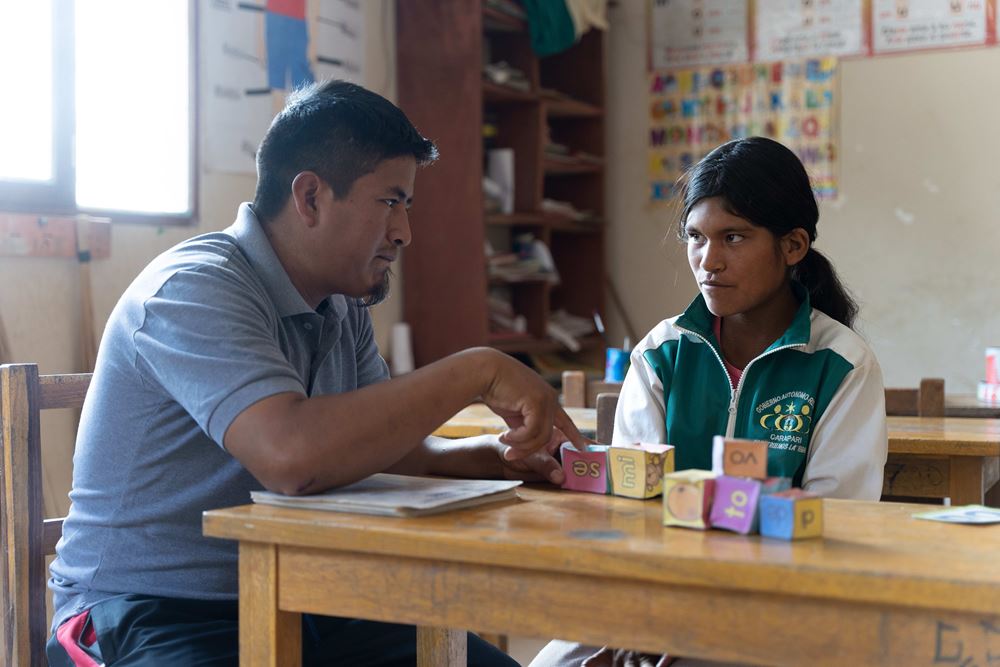 Bolivien: ein Lehrer mit einer Schülerin (Quelle: Christian Nusch)