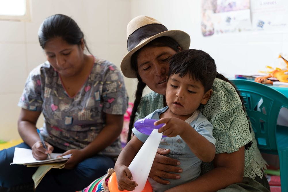 Bolivien: Amaru mit seiner Mutter in einer Gesundheitsstation (Quelle: Christian Nusch)