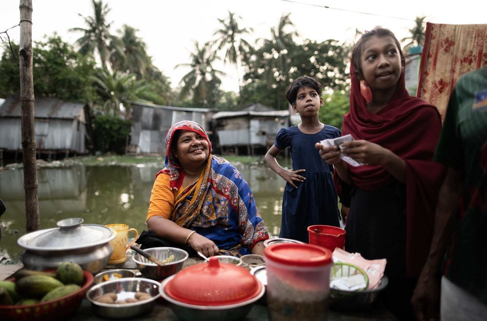 Bangladesch: Frauen mit Töpfen und Schüsseln verkaufen Essen (Quelle: Lars Heidrich)
