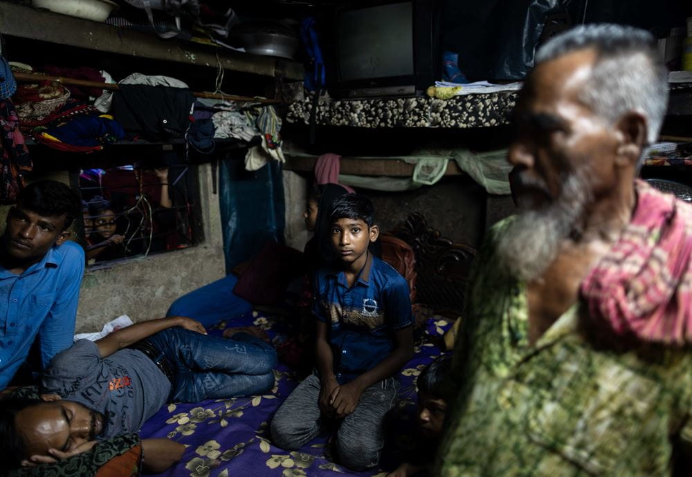 Dunkles Zimmer in einer Slumhütte mit Familienmitgliedern (Quelle: Lars Heidrich)