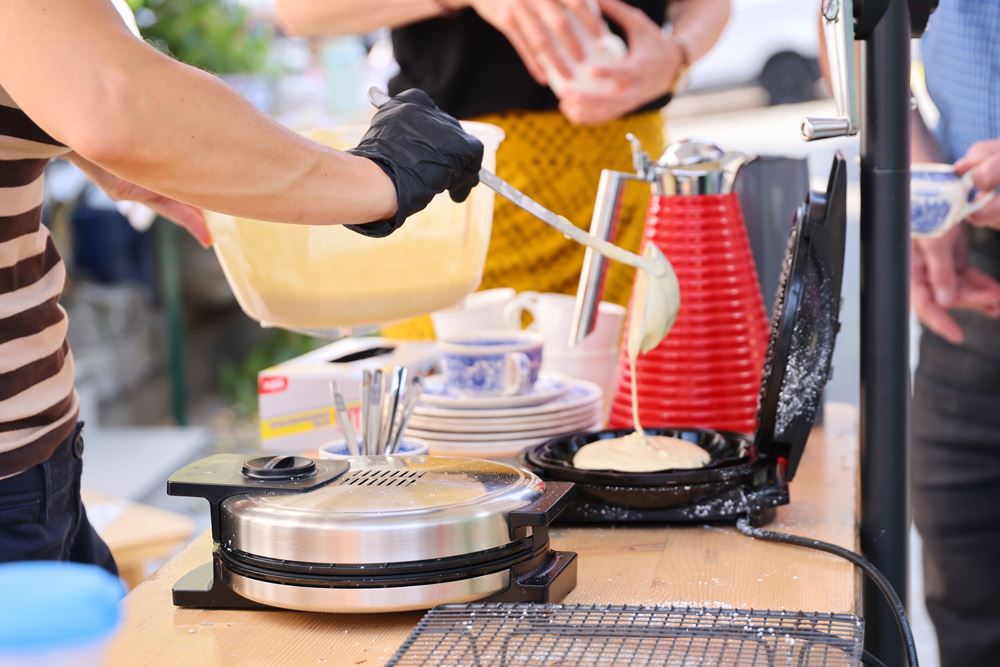 Eindrücke vom Waffelverkauf des Arbeitskreis Siegerland im alten Flecken in Freudenberg (Quelle: Ludwig Grunewald) Eindrücke vom Waffelverkauf des Arbeitskreis Siegerland im alten Flecken in Freudenberg (Quelle: Ludwig Grunewald)