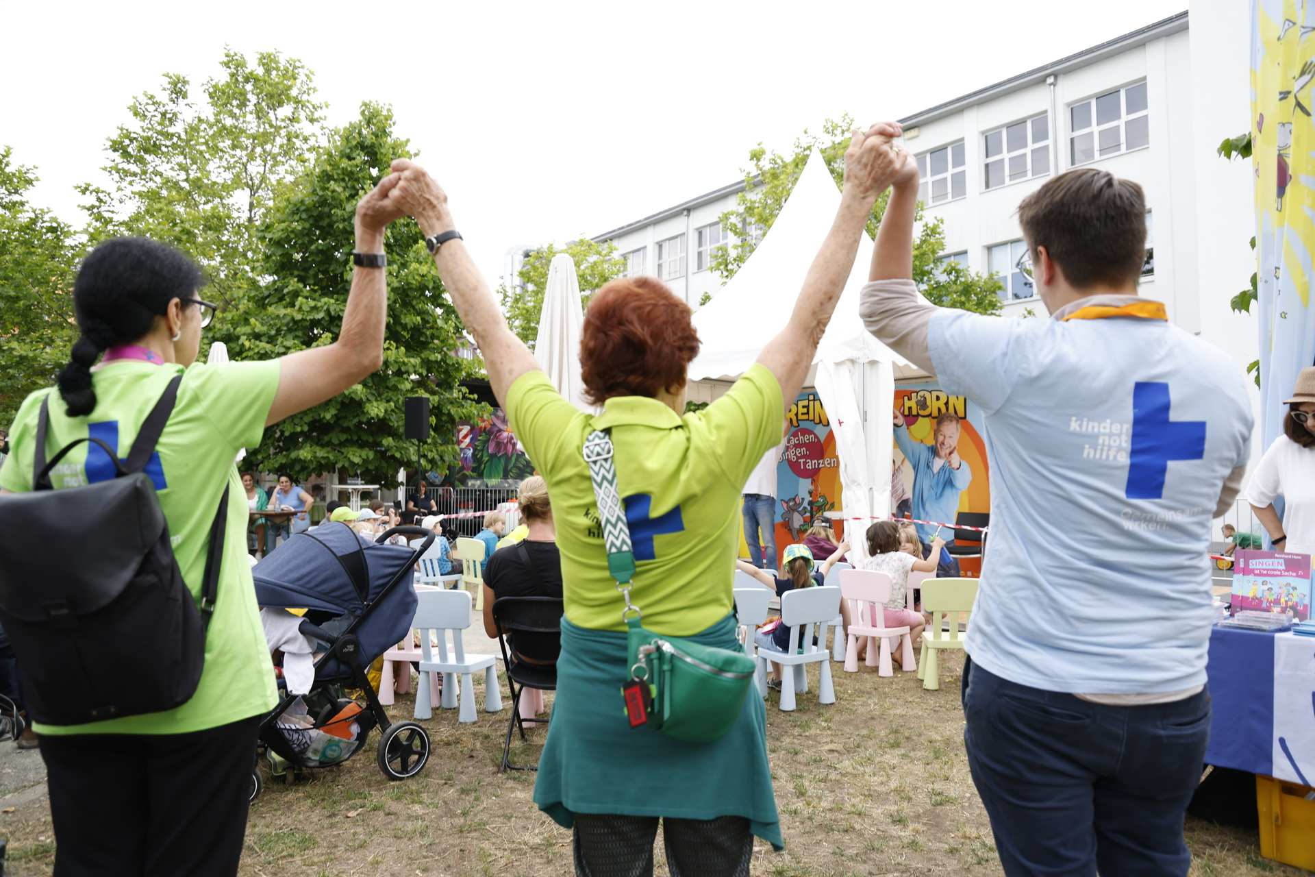 Engagierte der Kindernothilfe halten sich an den Händen (Foto: Kindernothilfe) Engagierte der Kindernothilfe halten sich an den Händen (Foto: Kindernothilfe)