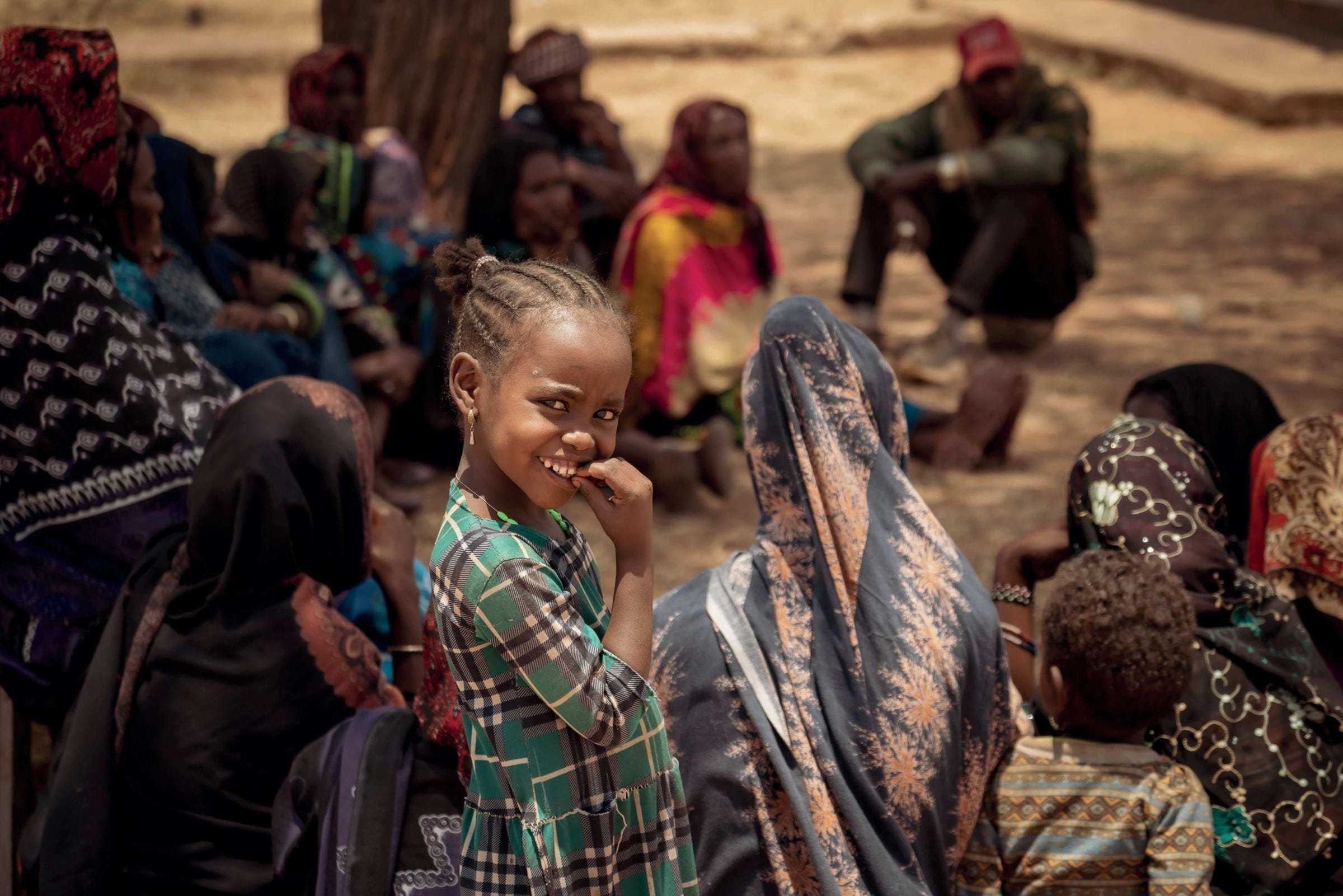 Ein Mädchen aus Äthiopien lächelt schüchtern (Quelle: Jakob Studnar)
