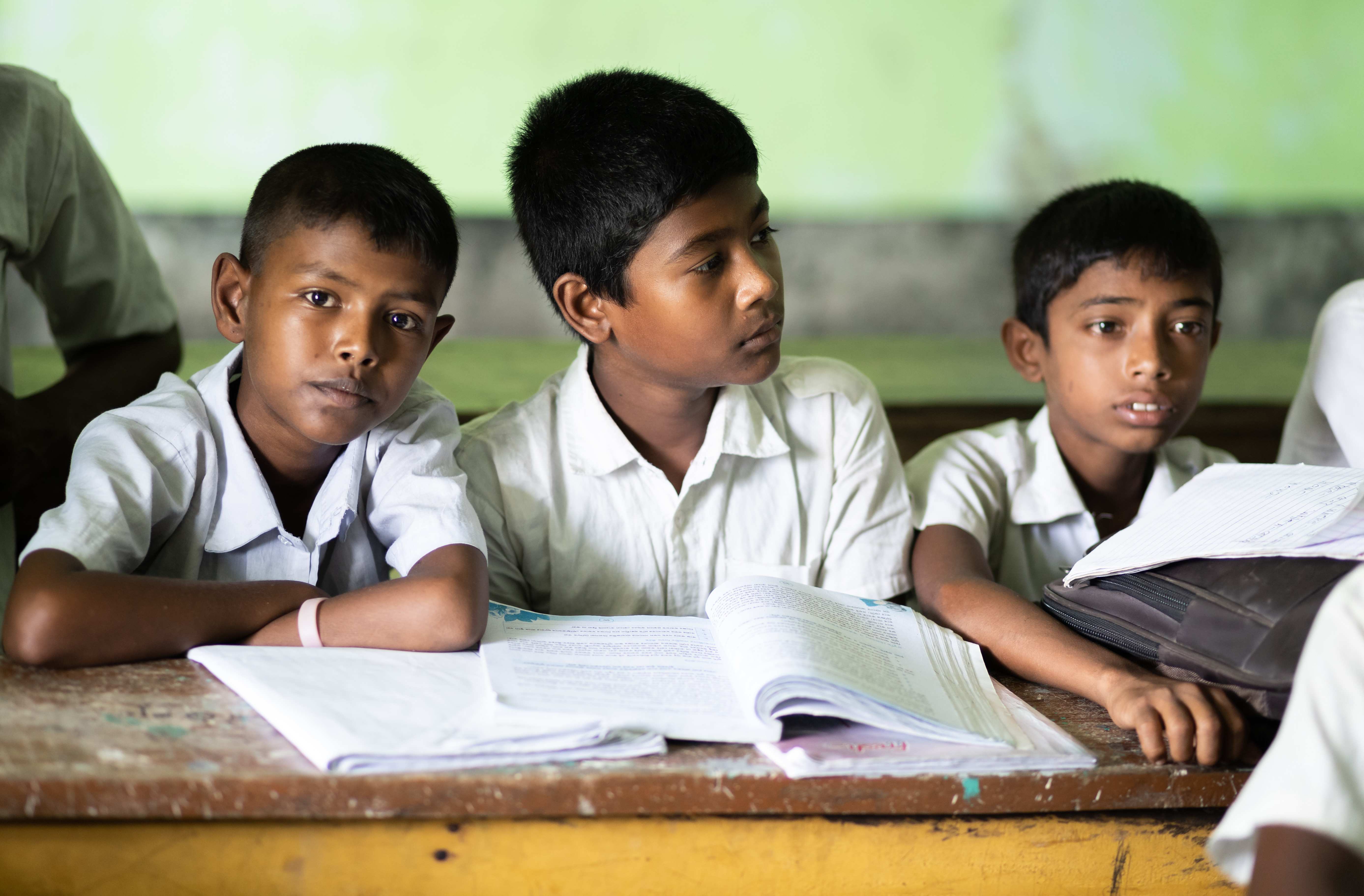 Bangladesch: Jungen in der Chila Manumia High School - die Schulgebäude werden  bei Unwetterkatastrophen auch als Schutzzentren genutzt (Quelle: Lars Heidrich)