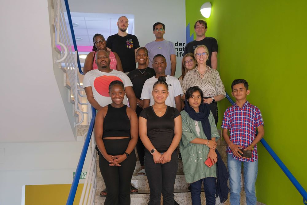 Jugendliche aus Südafrika und Pakistan in der Geschäftsstelle der Kindernothilfe zusammen mit Vorstandsvorsitzende Katrin Weidemann, Foto: Kindernothilfe Jugendliche aus Südafrika und Pakistan in der Geschäftsstelle der Kindernothilfe zusammen mit Vorstandsvorsitzende Katrin Weidemann, Foto: Kindernothilfe