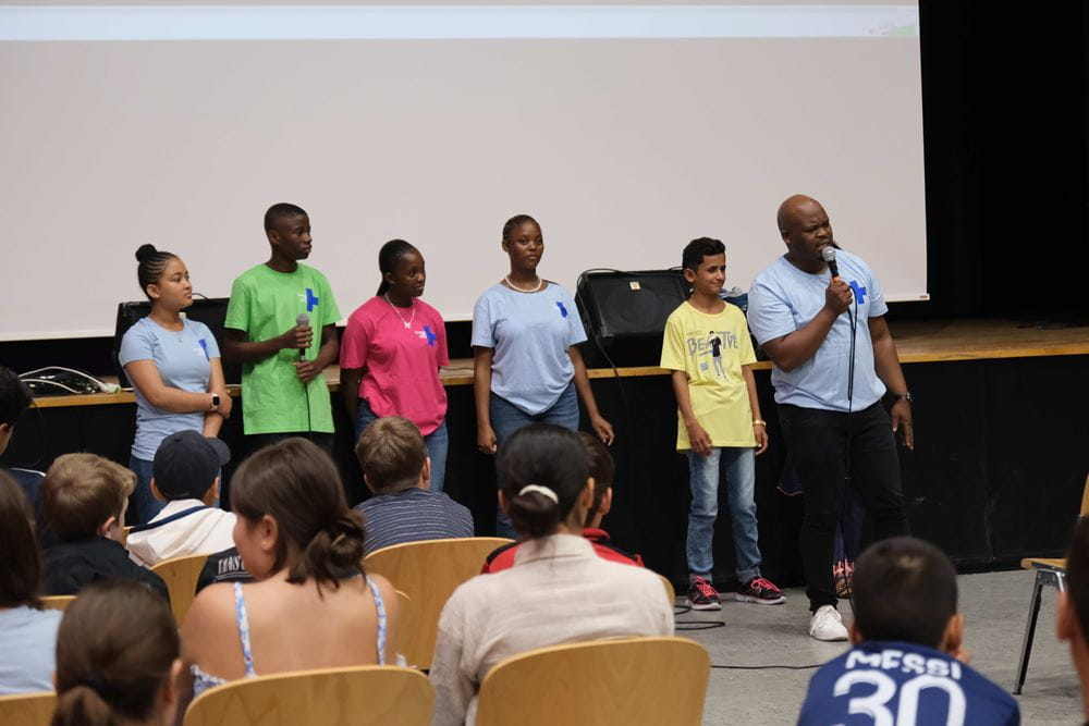 Die Gruppe aus Südafrika aus einem Kindernothilfe-Projekt sprechen in der Aula am Krupp-Gymnasium in Duisburg über Klimagerechtigkeit. Foto: Kindernothilfe Die Gruppe aus Südafrika aus einem Kindernothilfe-Projekt sprechen in der Aula am Krupp-Gymnasium in Duisburg über Klimagerechtigkeit. Foto: Kindernothilfe