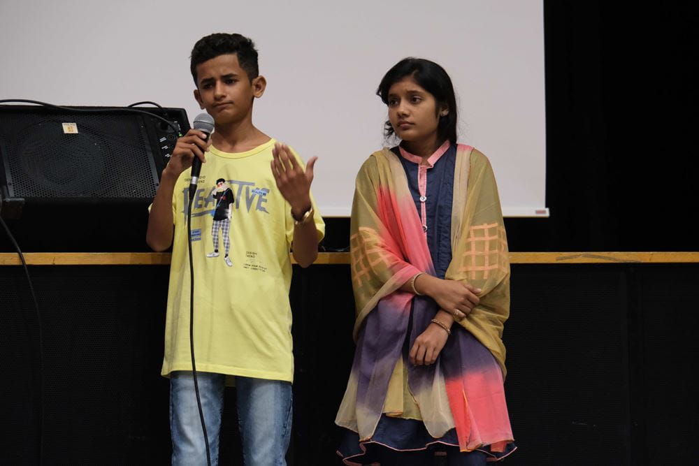 Zwei Jugendliche aus einem Kindernothilfe-Projekt aus Pakistan sprechen am Krupp-Gymnasium in Duisburg über Klimagerechtigkeit. (Quelle: Frida Garbers) Zwei Jugendliche aus einem Kindernothilfe-Projekt aus Pakistan sprechen am Krupp-Gymnasium in Duisburg über Klimagerechtigkeit. (Quelle: Frida Garbers)