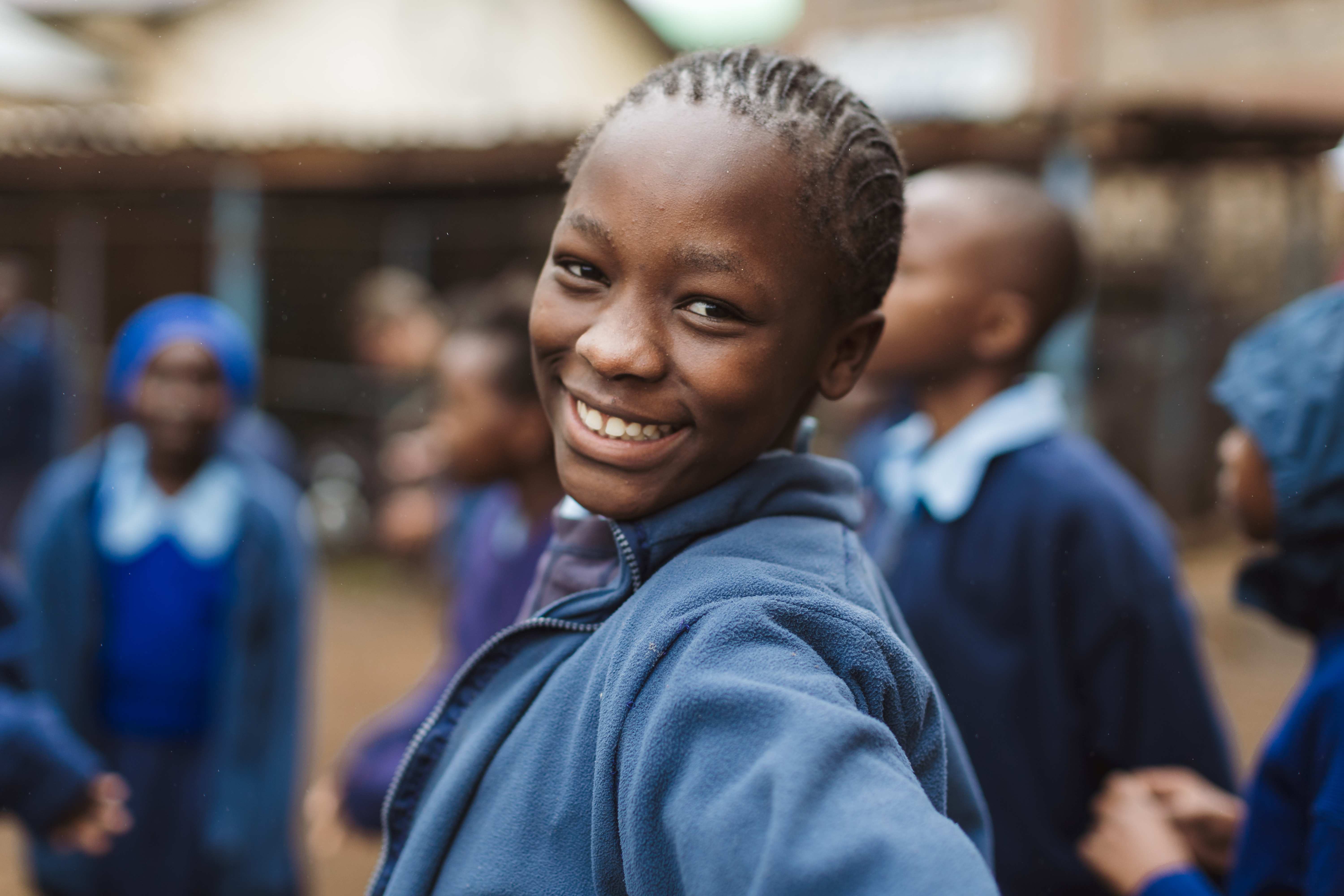 Ein Mädchen aus Kenia lacht (Quelle: Lars Heidrich)