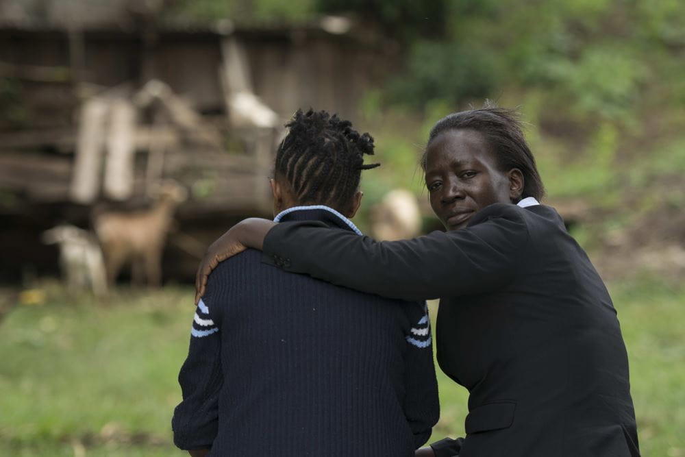 Eine Frau tröstet ein Mädchen in Kenia (Quelle: Christian Nusch) Platzhalterbild