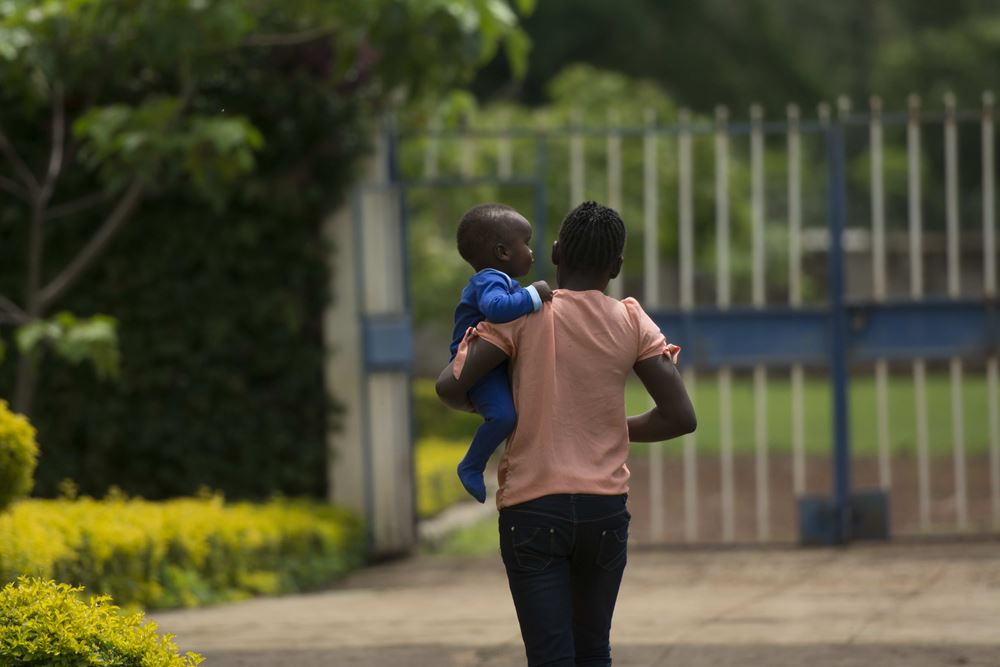 Ein Mädchen trägt ein Baby auf dem Arm. (Quelle: Christian Nusch) Platzhalterbild