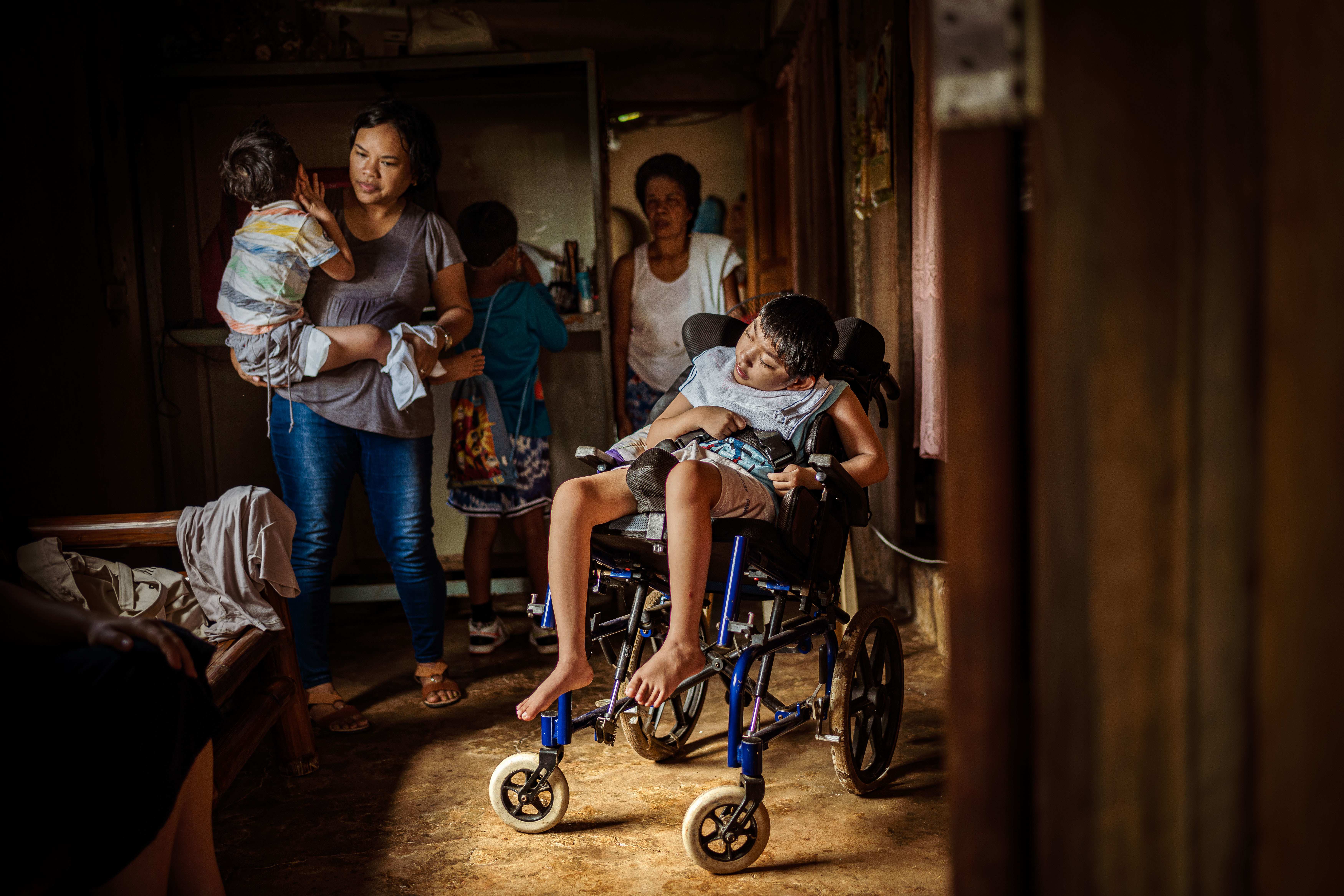 Samuels Geschwister besuchen mit ihrer Mutter den großen Bruder bei ihrer Großmutter auf der Insel Catanduanes (Quelle: Jakob Studnar)