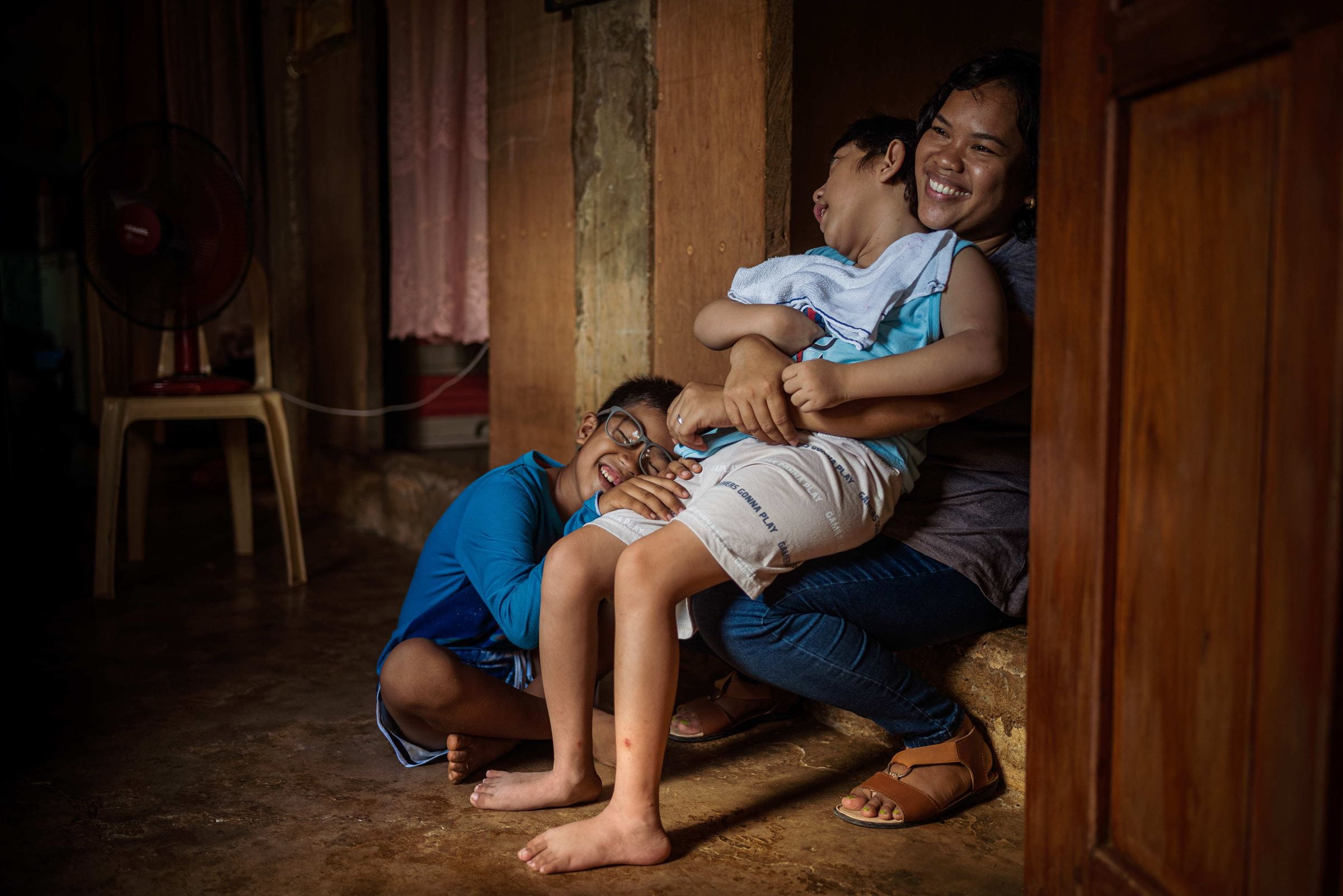Samuel bekommt Besuch von seinen jüngeren Geschwistern und seiner Mutter; er wohnt bei der Oma auf der Insel Catanduanes (Quelle: Jakob Studnar)