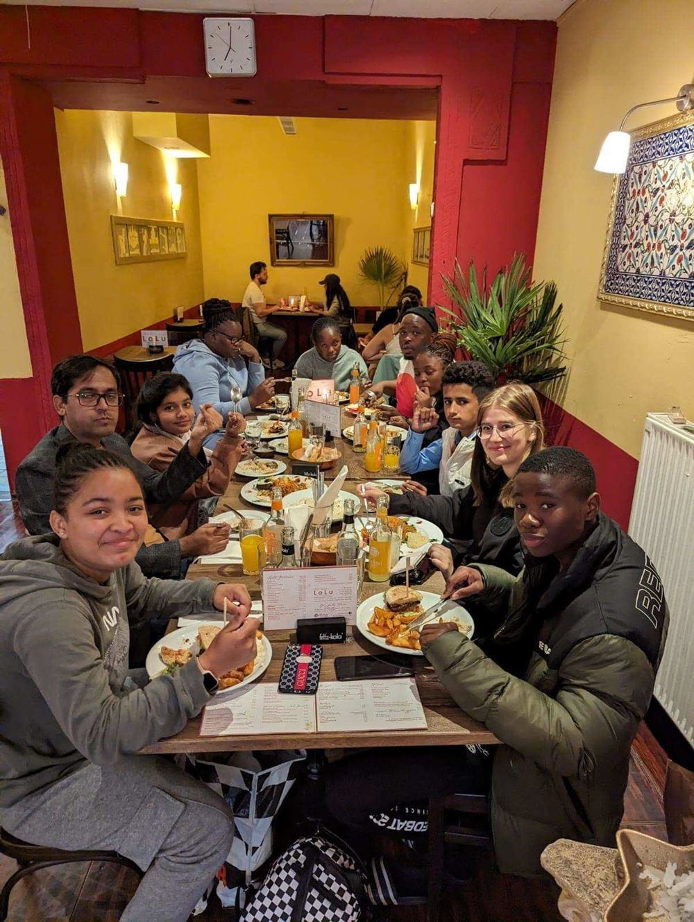 Die Jugendlichen aus Südafrika und Pakistan essen zusammen (Foto: Kindernothilfe) Die Jugendlichen aus Südafrika und Pakistan essen zusammen (Foto: Kindernothilfe)