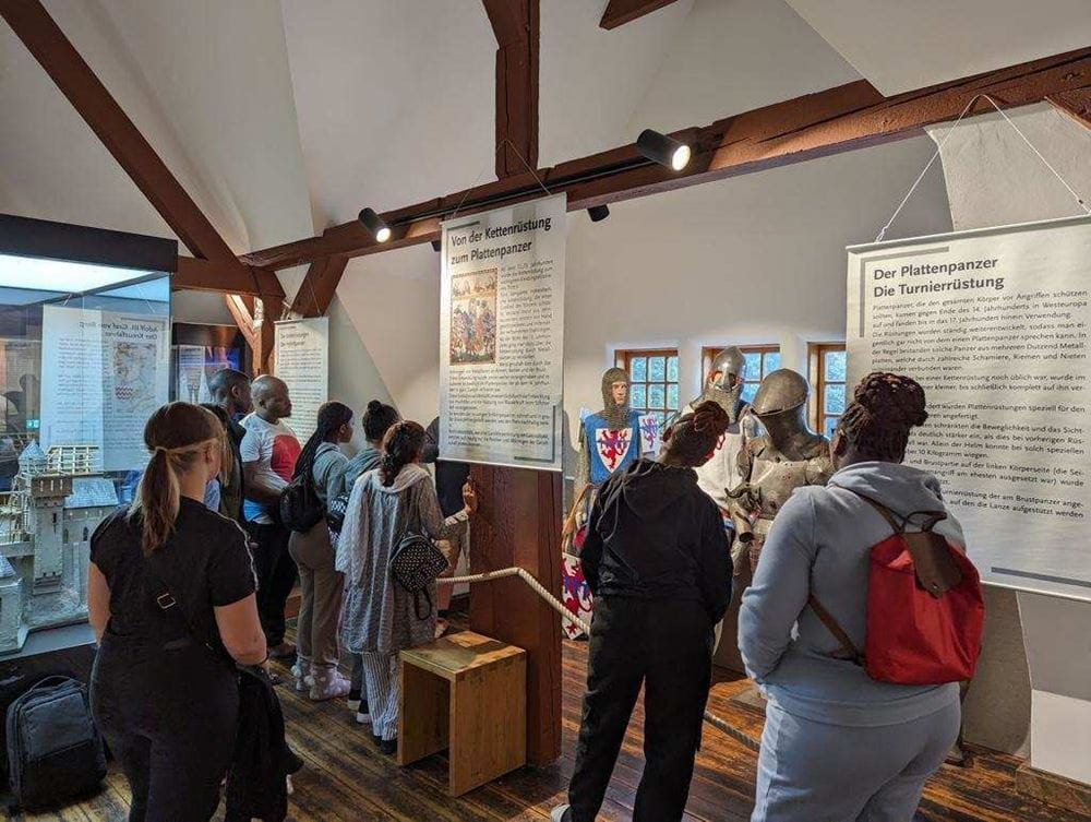 Die Jugendlichen im Schloss Burg Solingen (Foto: Kindernothilfe) Die Jugendlichen im Schloss Burg Solingen (Foto: Kindernothilfe)