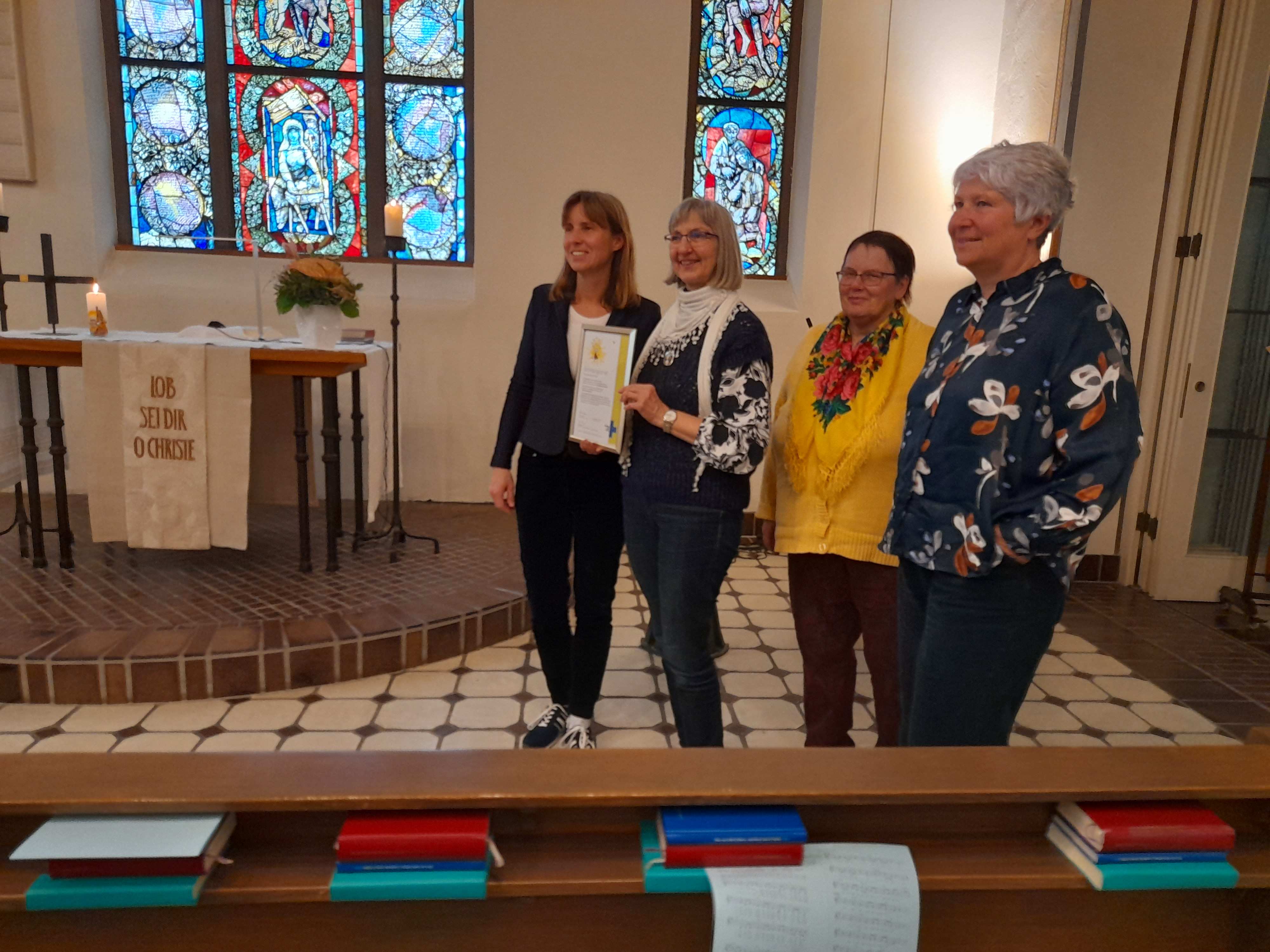 Die drei Frauen des Freundeskreises und eine Kindernothilfe-Mitarbeiterin in einer Kirche (Quelle: privat) Die drei Frauen des Freundeskreises und eine Kindernothilfe-Mitarbeiterin in einer Kirche (Quelle: privat)