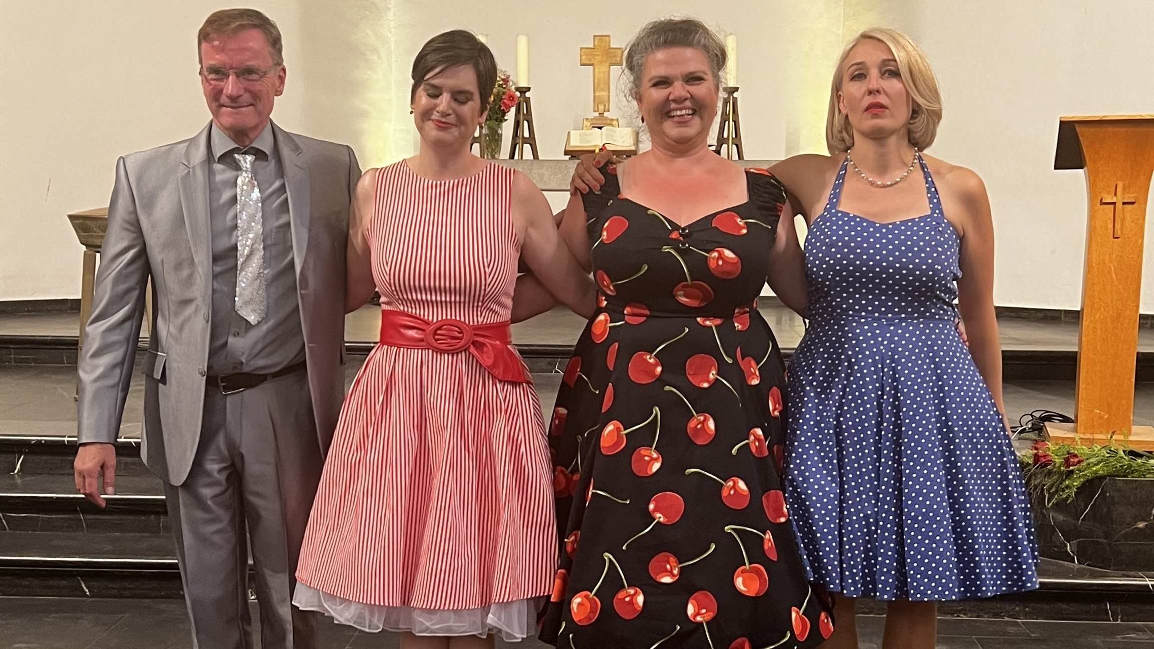 Köln: Benefizkonzert - 3 Sängerinnen und der Pianist in einer Kirche (Quelle: privat) Köln: Benefizkonzert - 3 Sängerinnen und der Pianist in einer Kirche (Quelle: privat)