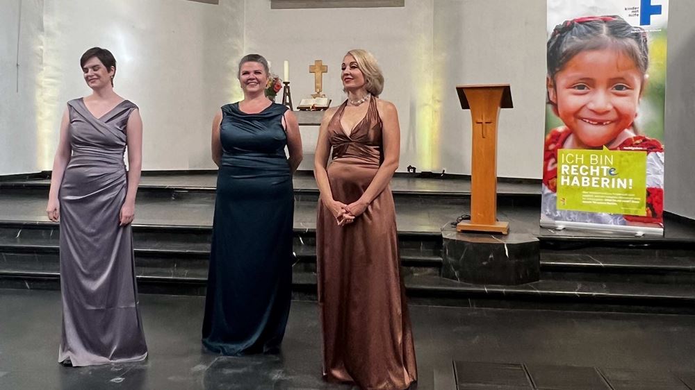 Drei Sängerinnen in Abendkleidern in einer Kirche (Quelle: privat)