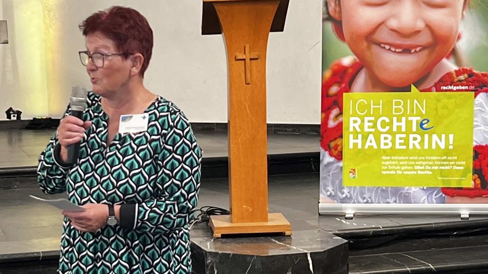 Monika Merkel-Neumann, Leiterin des Kölner Kindernothilfe-Arbeitskreises, mit einem Mikrofon in der Hand (Quelle: privat) Monika Merkel-Neumann, Leiterin des Kölner Kindernothilfe-Arbeitskreises, mit einem Mikrofon in der Hand (Quelle: privat)