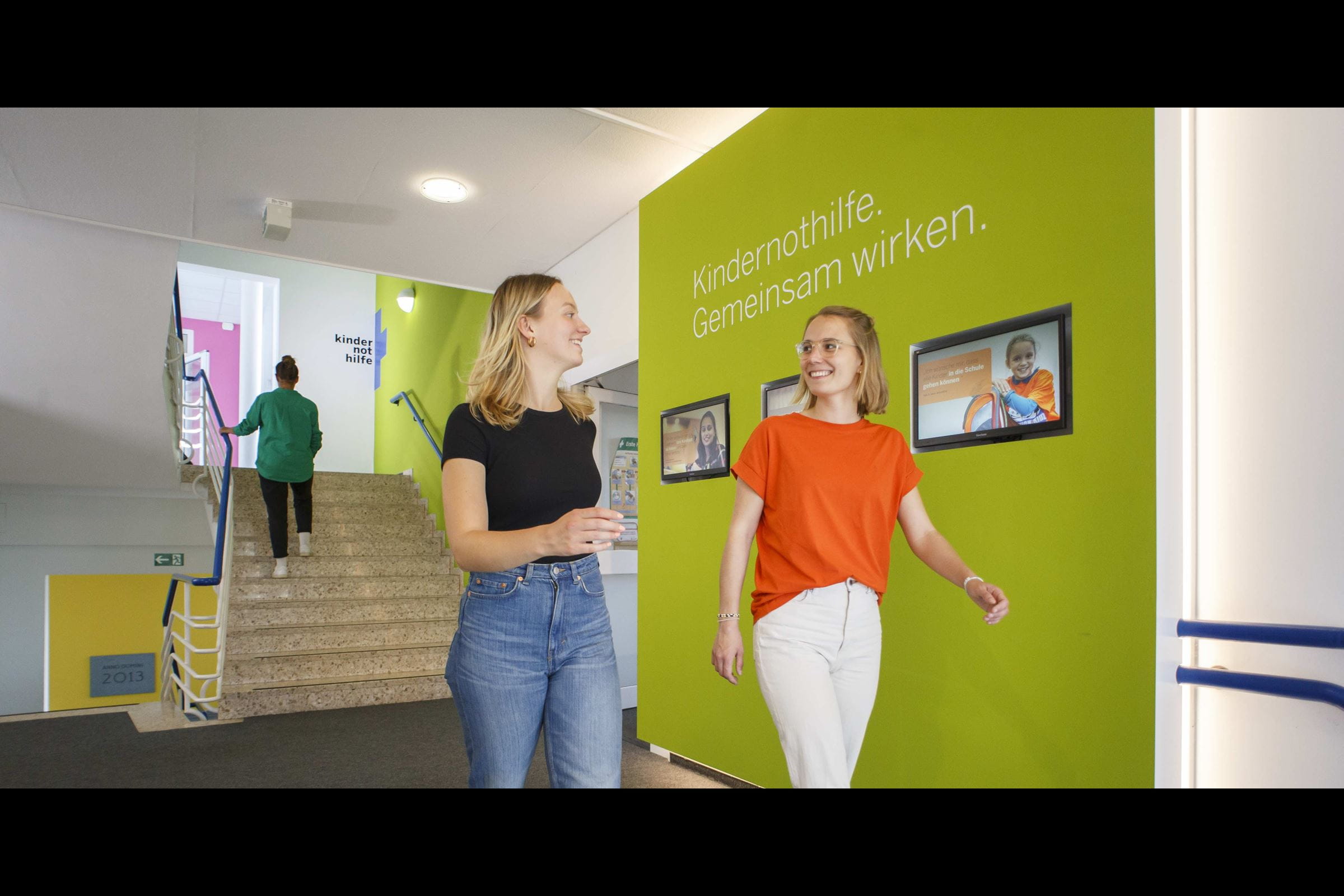 Two colleagues walking through the Kindernothilfe lobby (source: Niklas von Bonn)