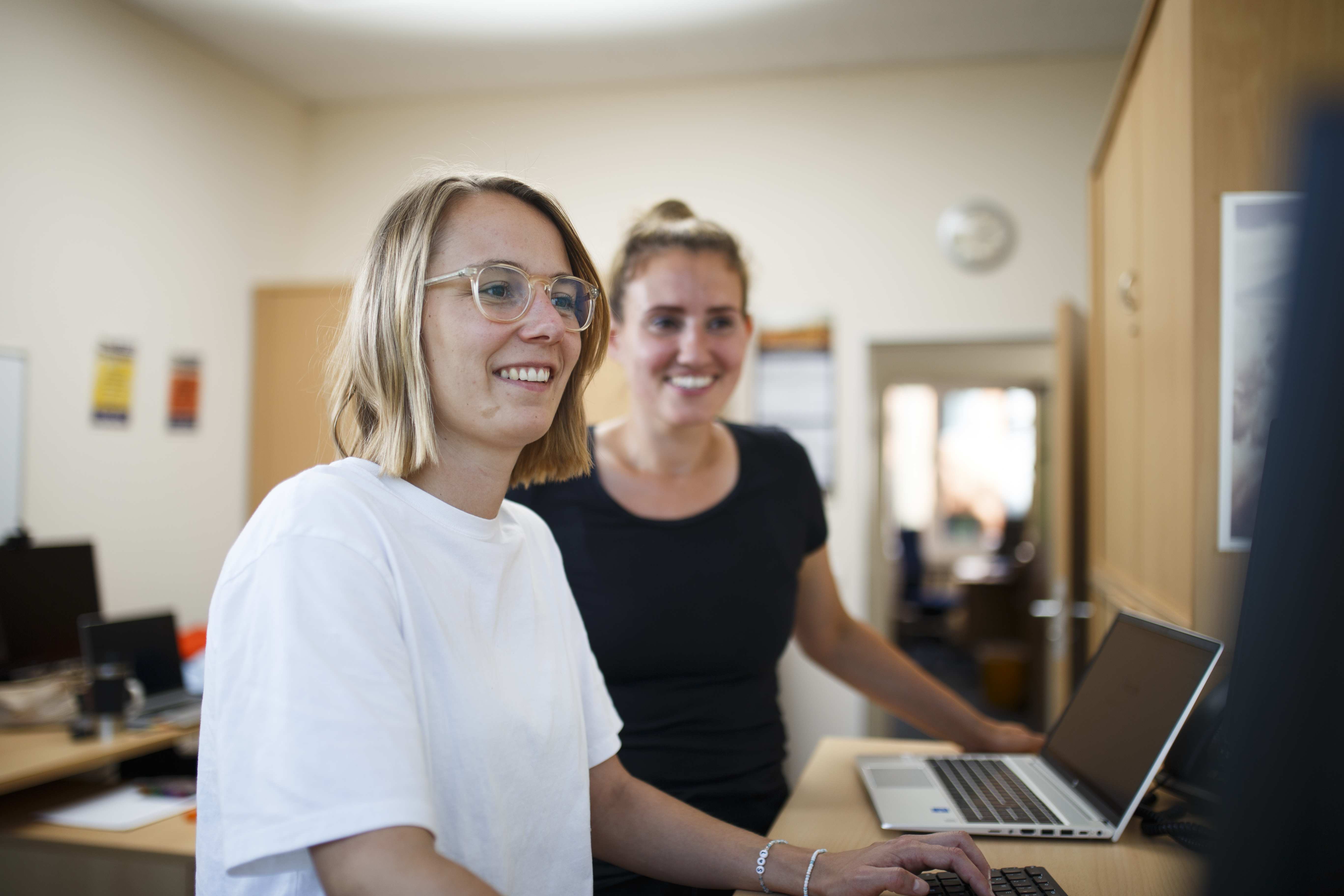 Zwei Mitarbeiterinnen der Kindernothilfe arbeiten gemeinsam im Büro (Quelle: Kindernothilfe / Niklas von Bonn)